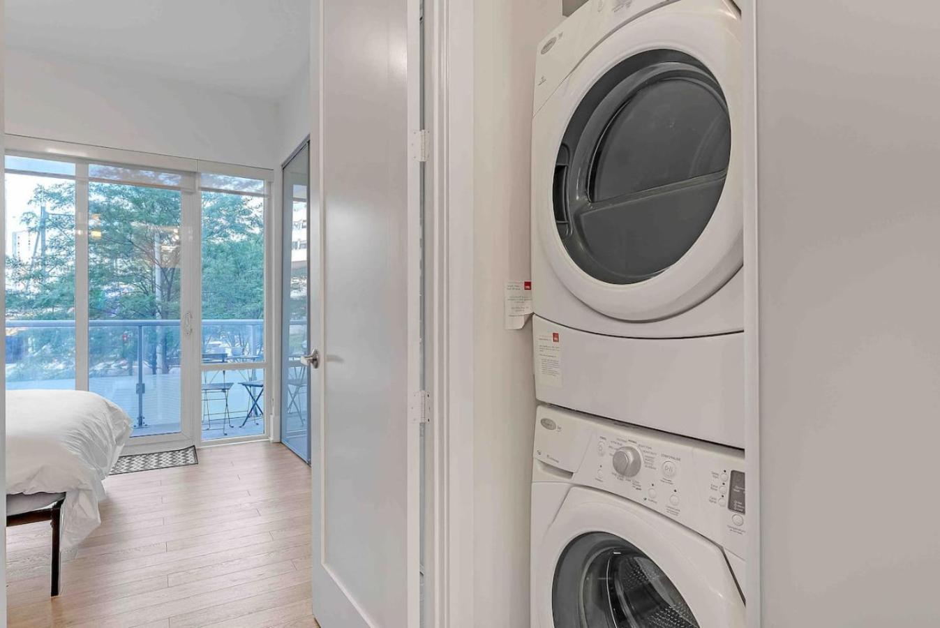 Rogers Center And Cn Tower 2br 2bth With Parking Dt Apartment