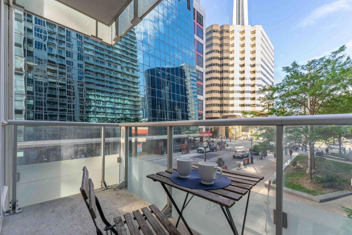 Rogers Center And Cn Tower 2br 2bth With Parking Dt Apartment *