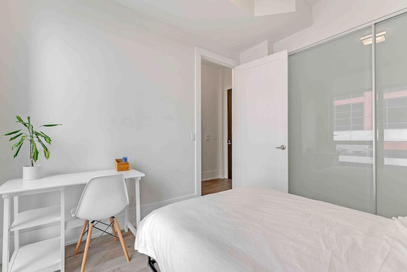 Apartment Rogers Center And Cn Tower 2br 2bth With Parking Dt *