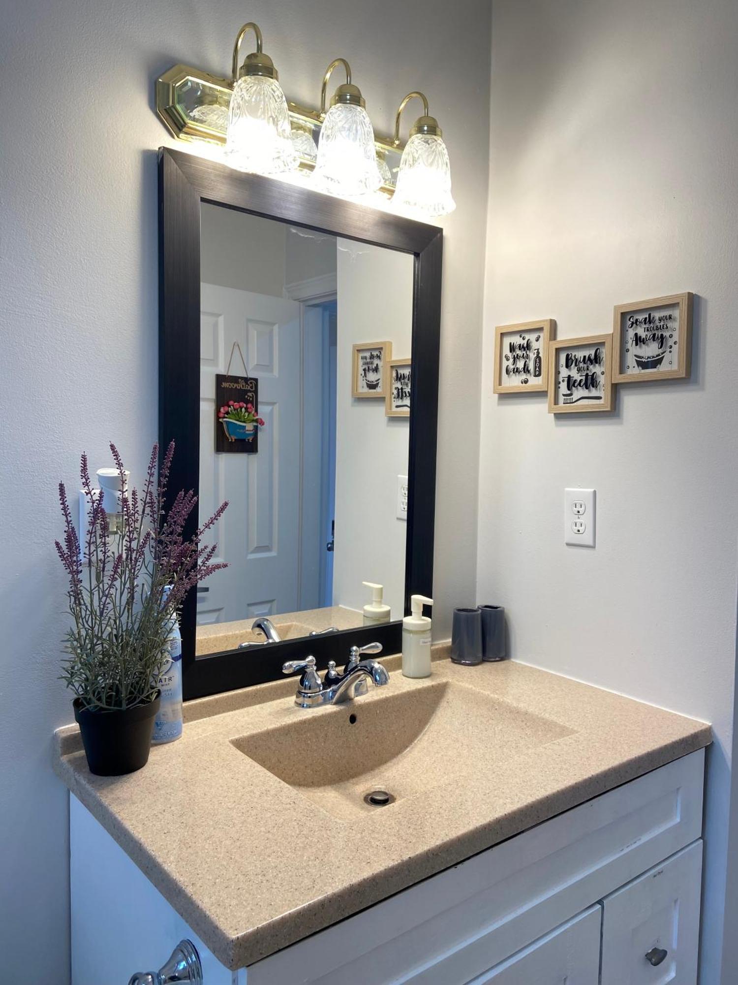 Sunny House - Main Floor, Free Parking, In Guest house Toronto