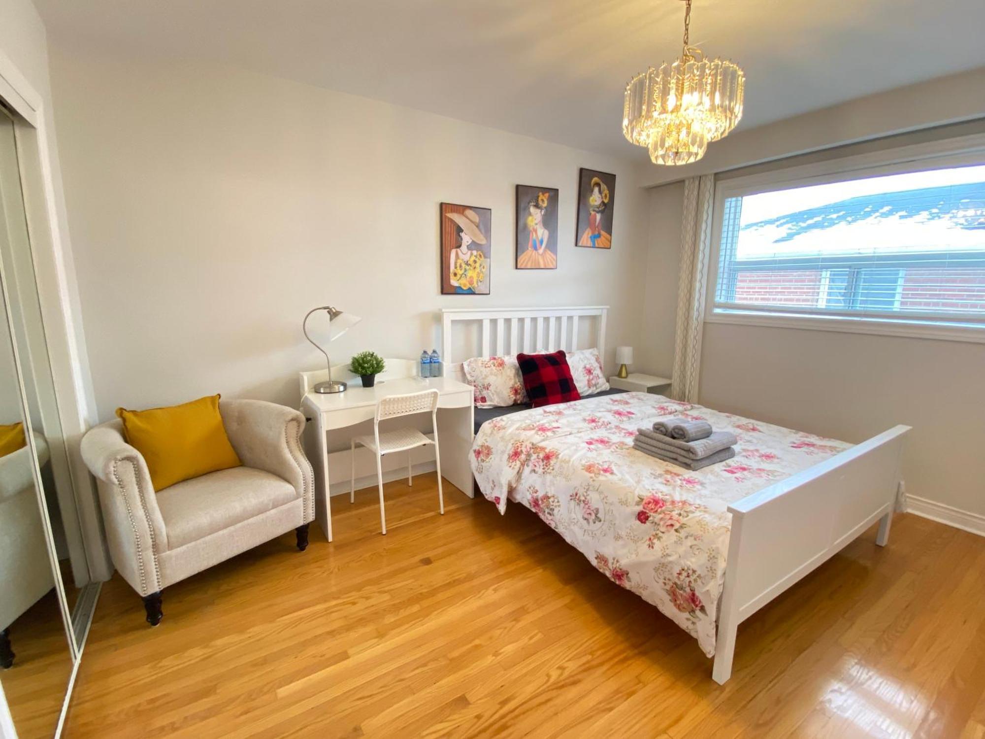 Sunny House - Main Floor, Free Parking, In