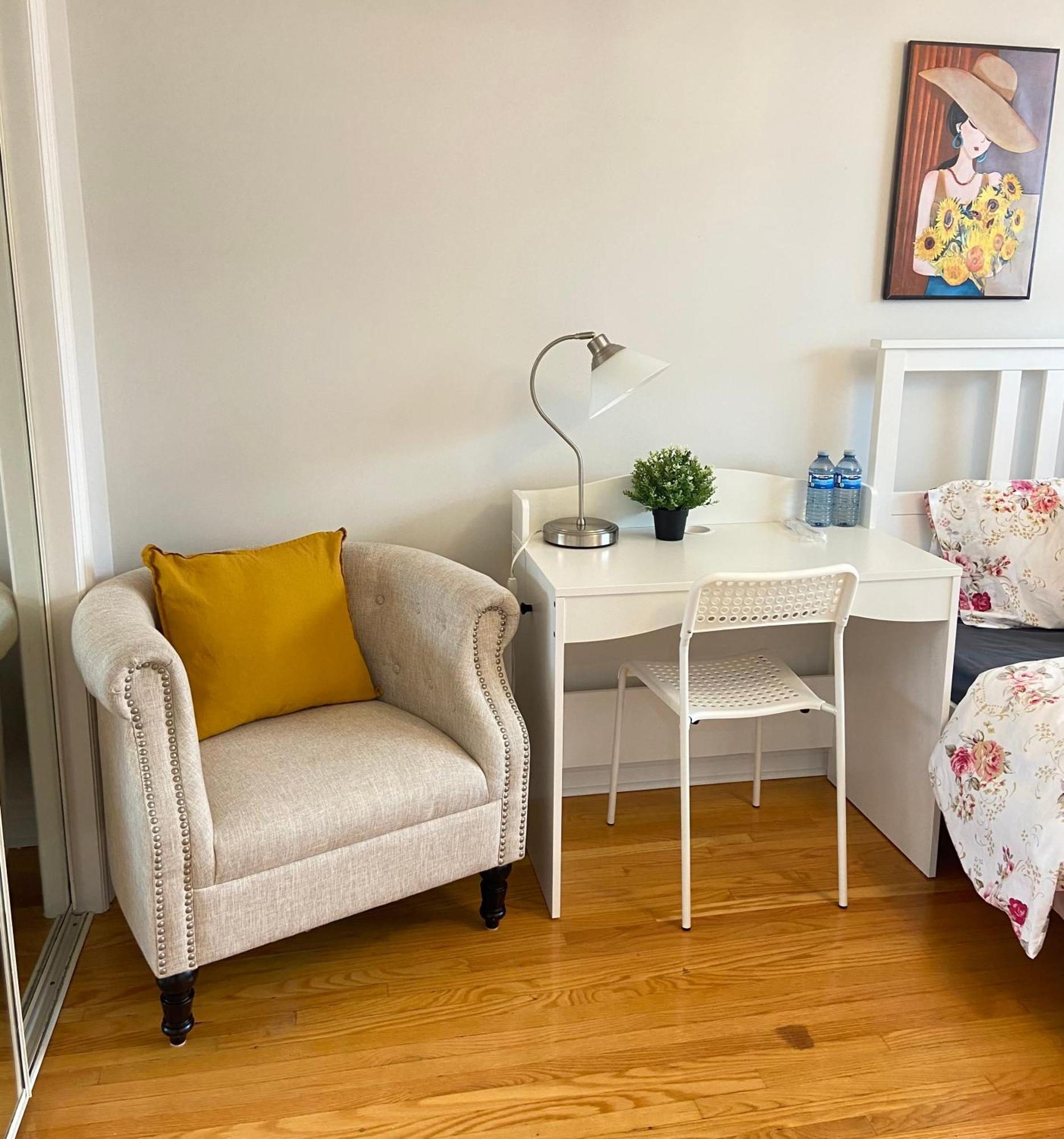 Sunny House - Main Floor, Free Parking, In
