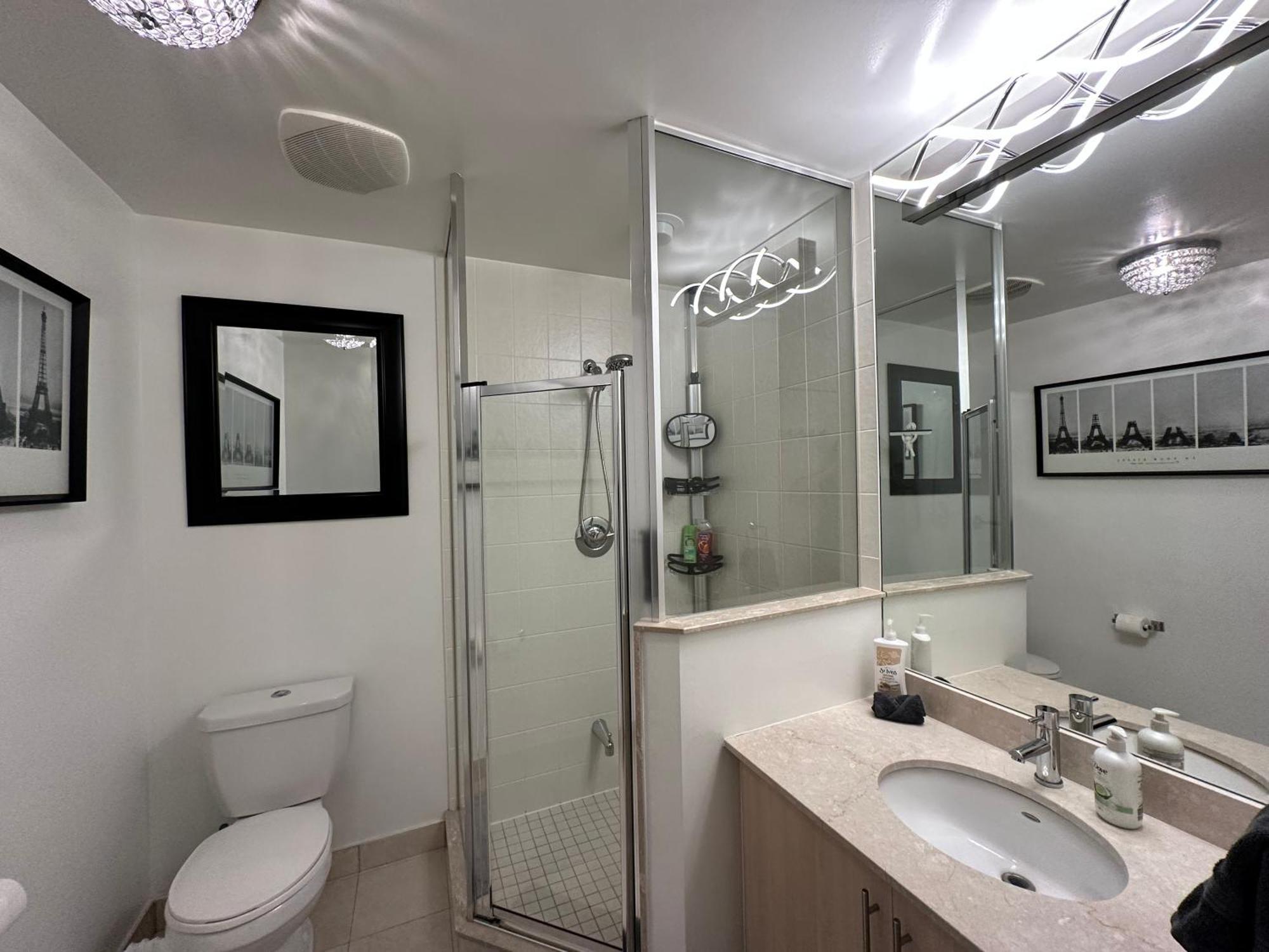 Newly Updated 2br, 2bath & Den In Downtown Beside Union Station & Scotia Bank Arena! * Toronto