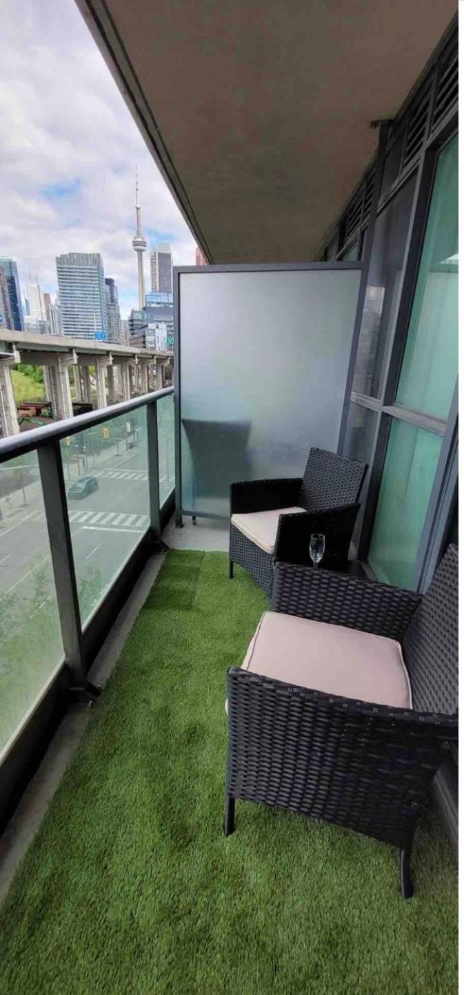 Apartment Luxury Downtown Condo With Cn Tower Views, Pool Access, Gym, Accommodates 4,Free Parking Upon Request At Booking Toronto