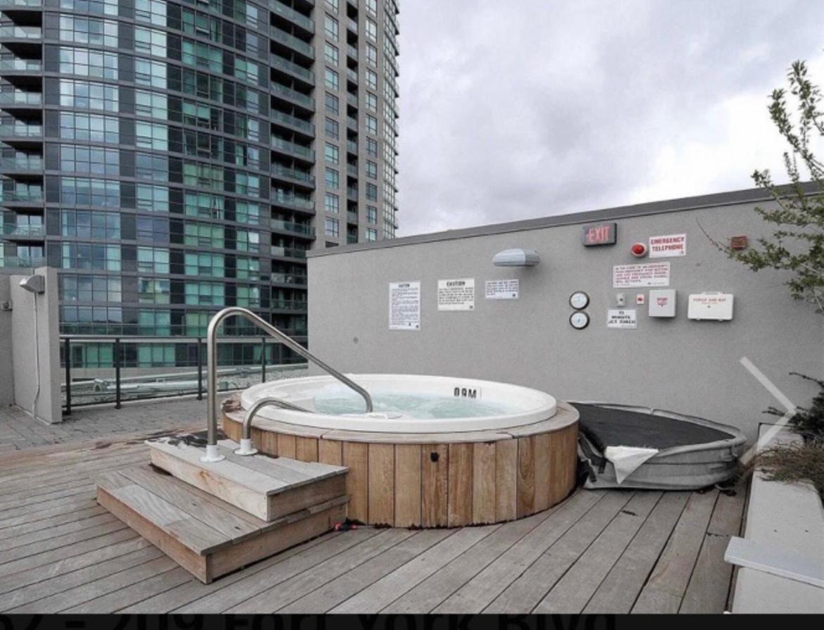 Apartment Luxury Downtown Condo With Cn Tower Views, Pool Access, Gym, Accommodates 4,Free Parking Upon Request At Booking *