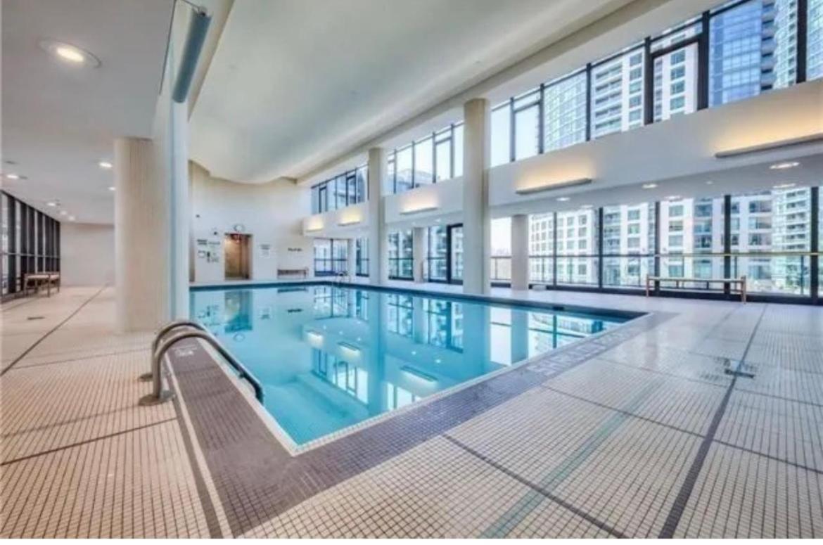 Apartment Luxury Downtown Condo With Cn Tower Views, Pool Access, Gym, Accommodates 4,Free Parking Upon Request At Booking Toronto