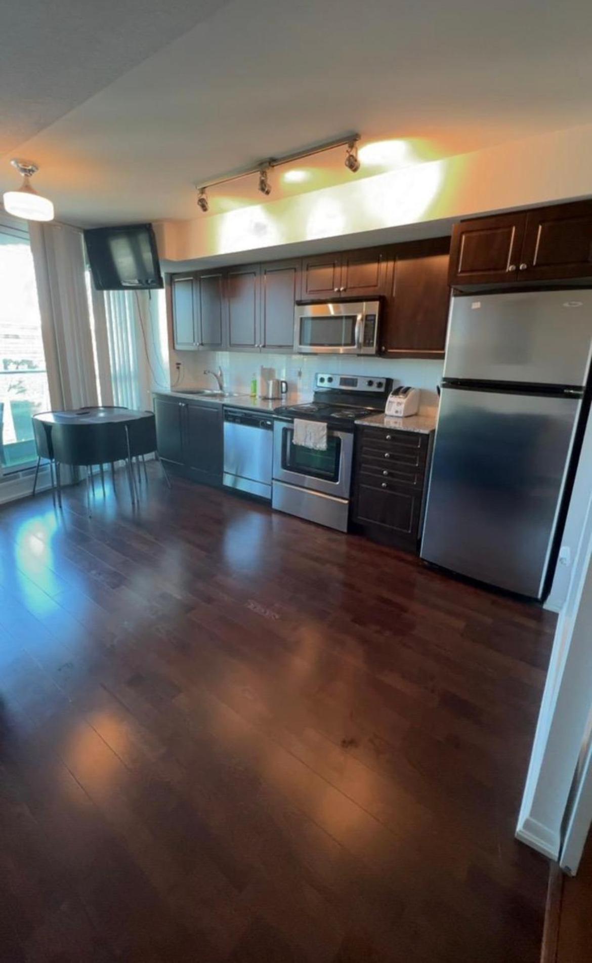 Apartment Luxury Downtown Condo With Cn Tower Views, Pool Access, Gym, Accommodates 4,Free Parking Upon Request At Booking Toronto