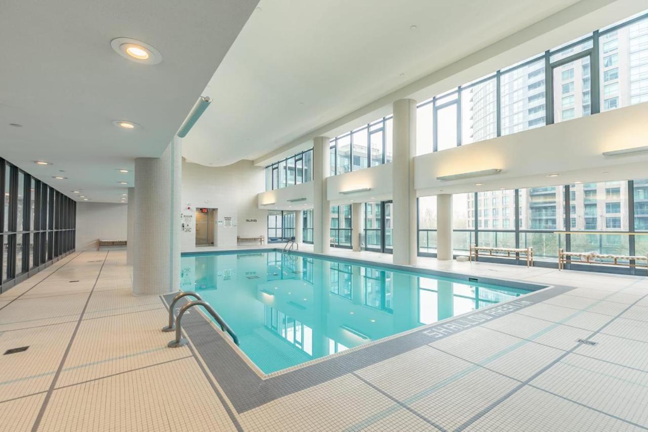 Stunning Lake View Top Floor Studio Apartment *