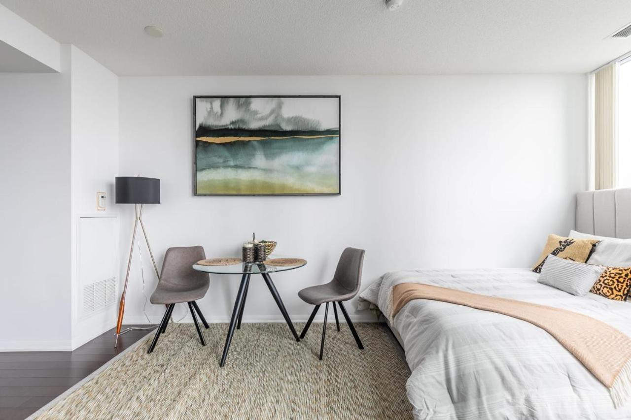 Stunning Lake View Top Floor Studio Apartment Toronto