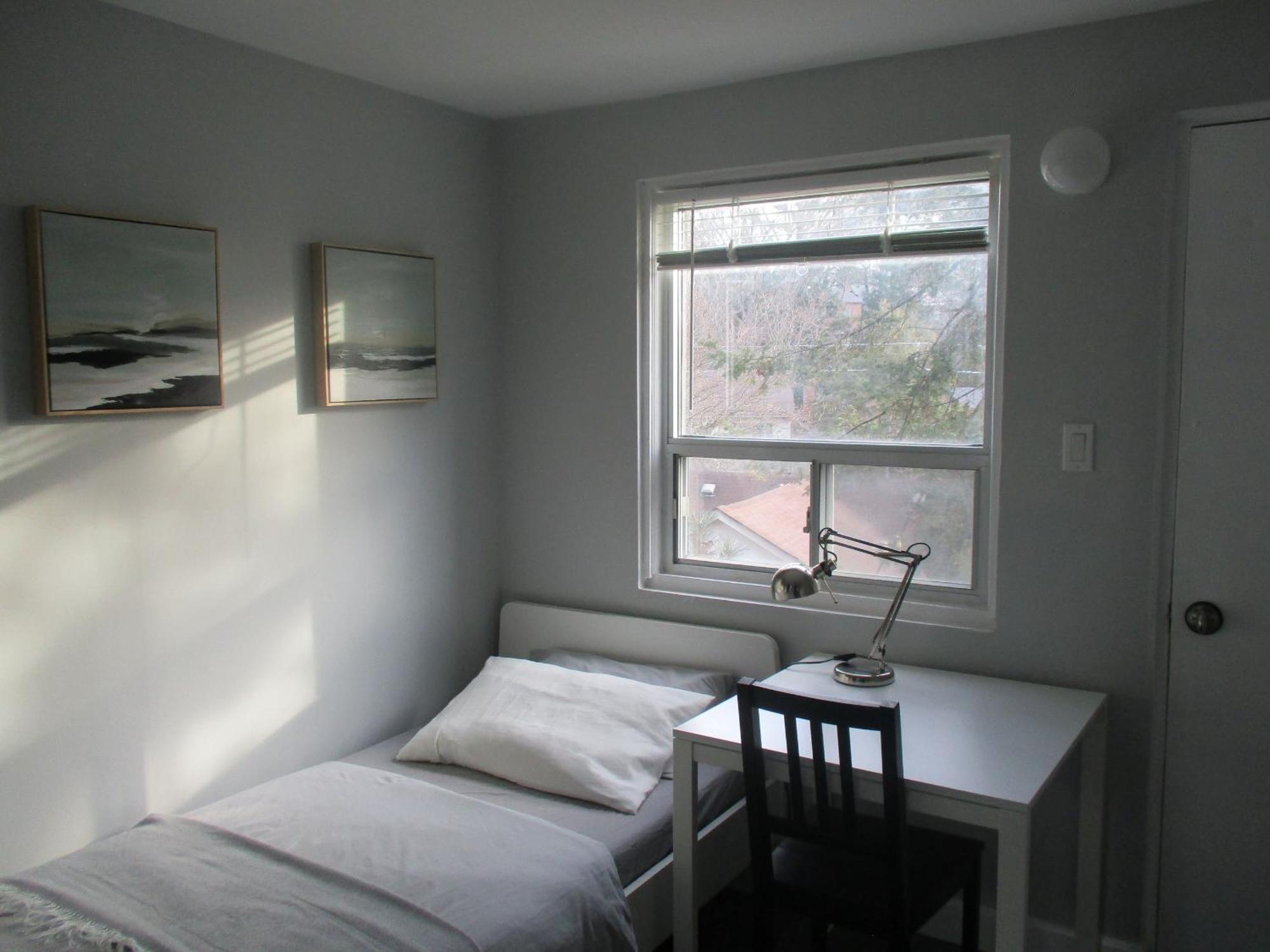 High Park Junior With Washroom And Kitchen * Toronto