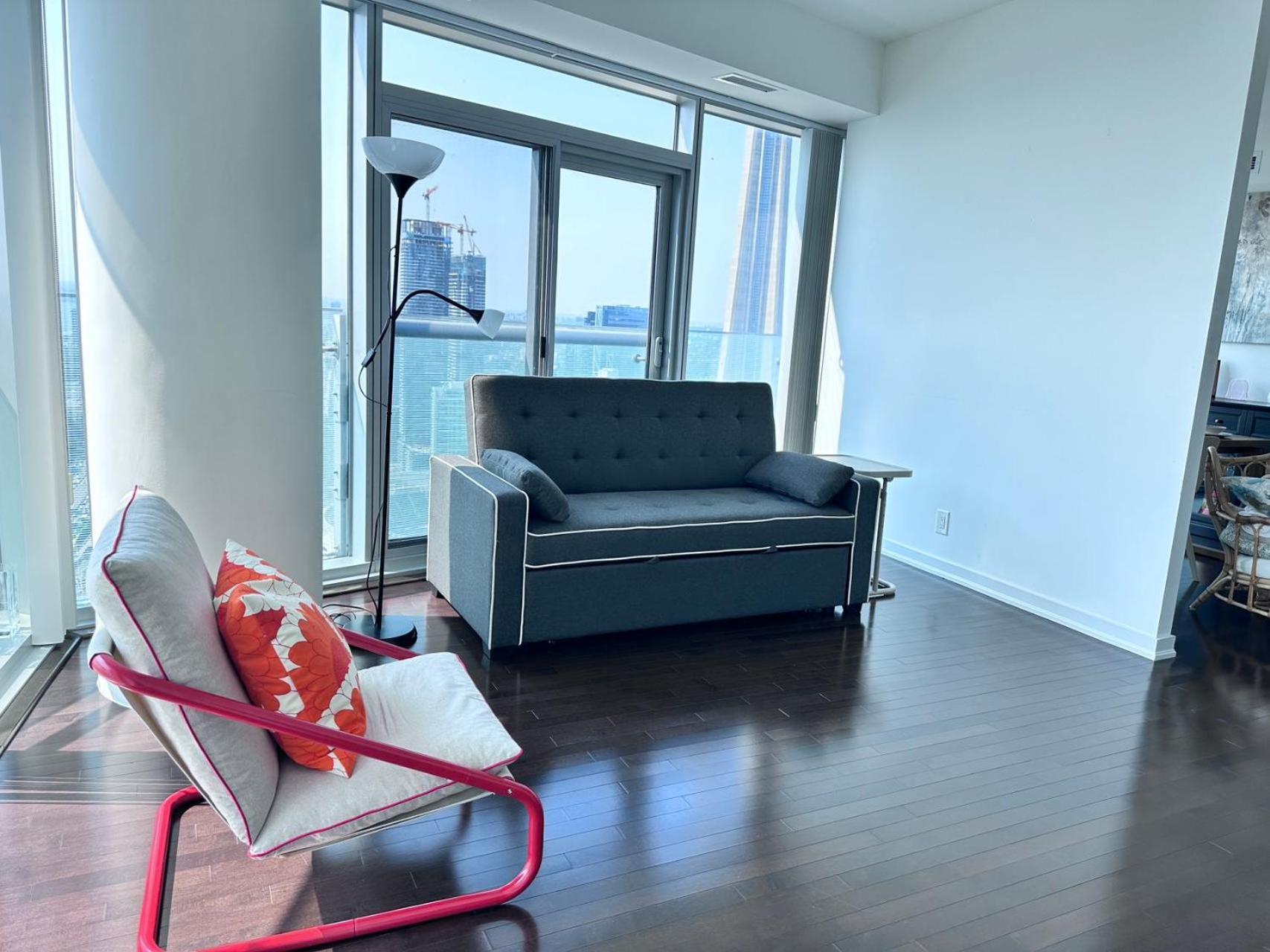 6 Guests Modern With Views Near Cn Tower Fully Equipped