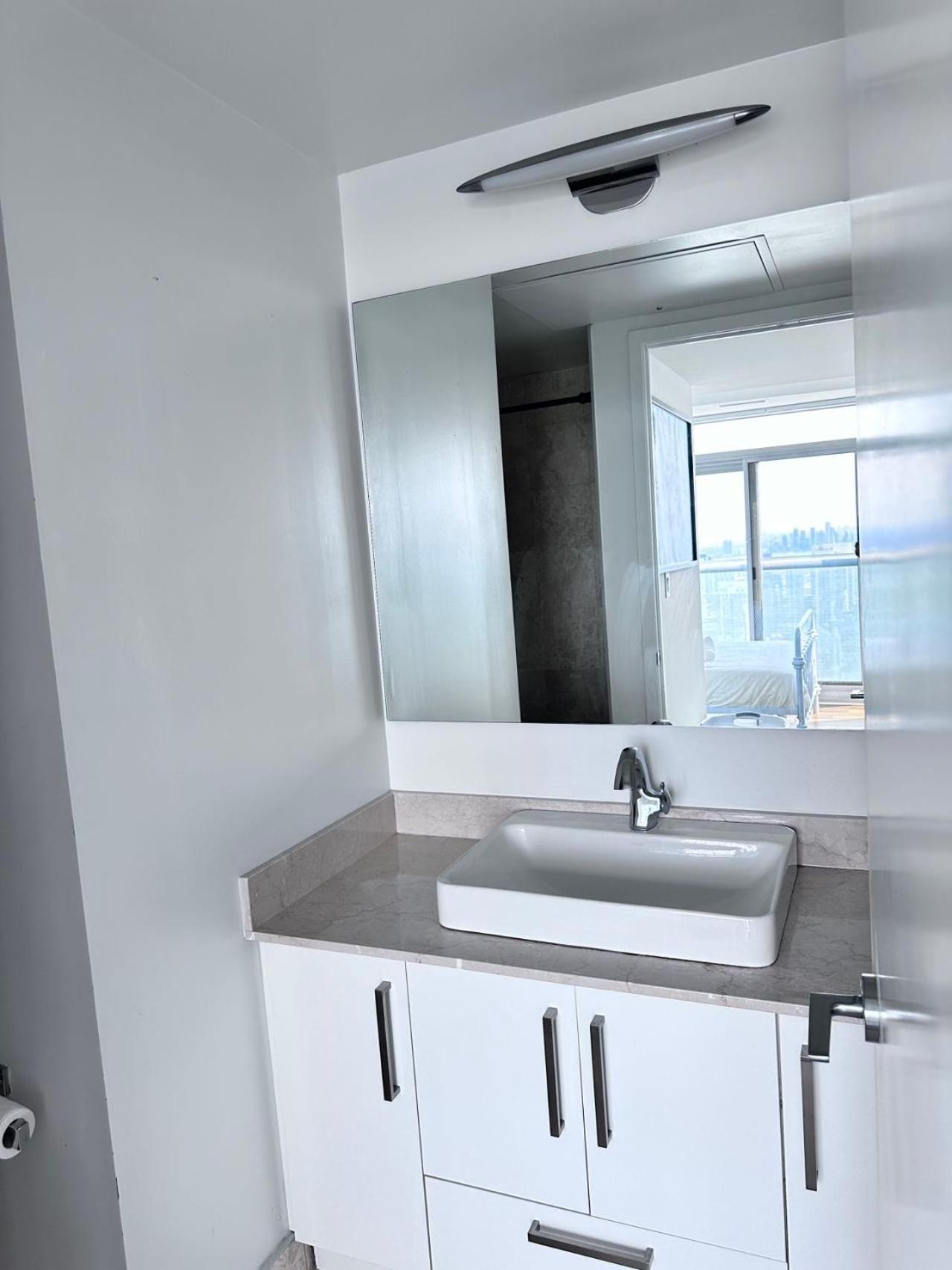 Apartment 6 Guests Modern With Views Near Cn Tower Fully Equipped *