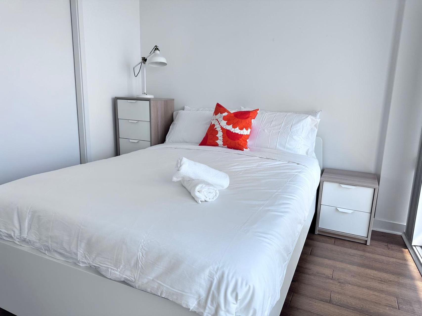 Apartment 6 Guests Modern With Views Near Cn Tower Fully Equipped