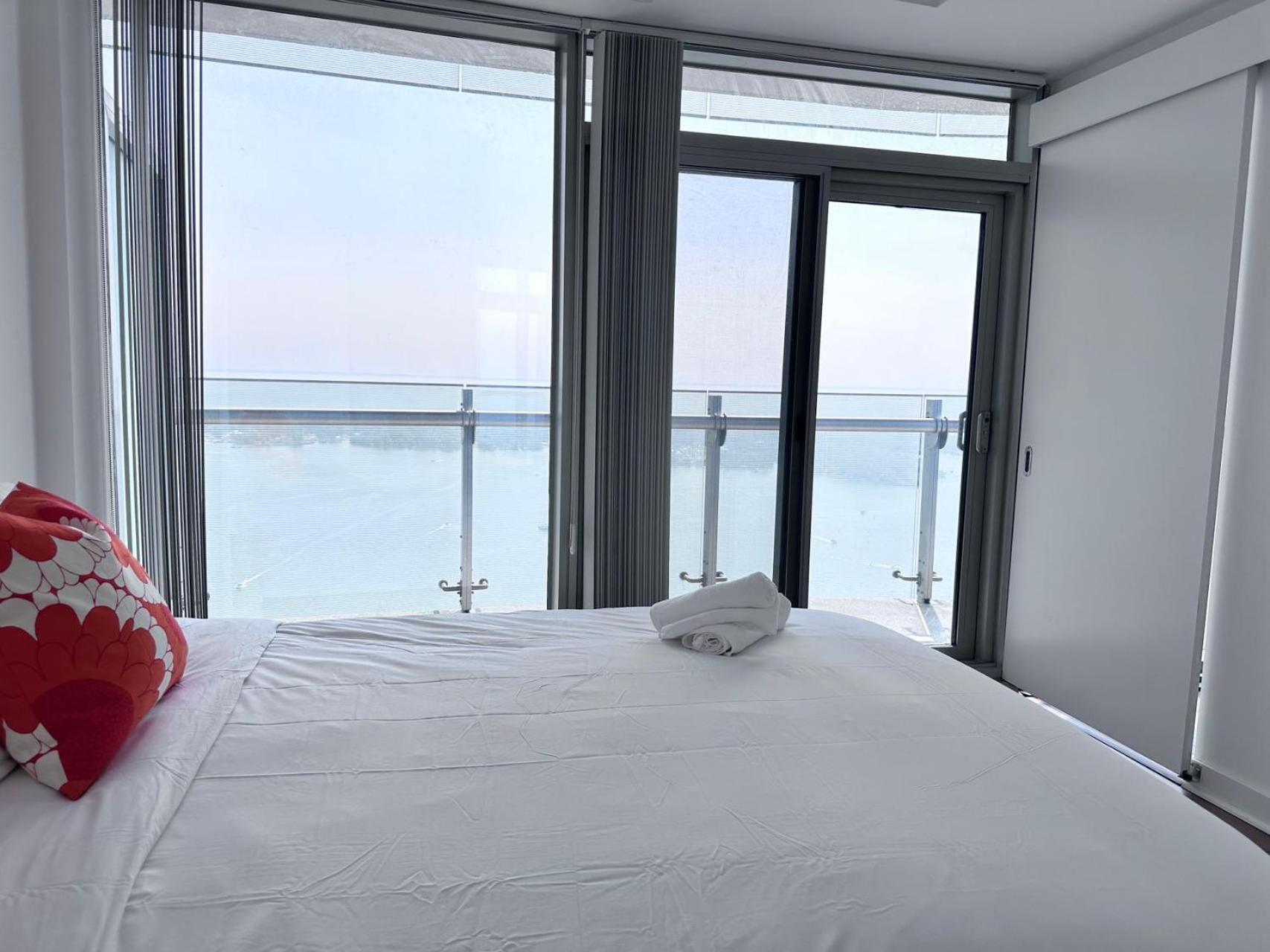 6 Guests Modern With Views Near Cn Tower Fully Equipped Toronto