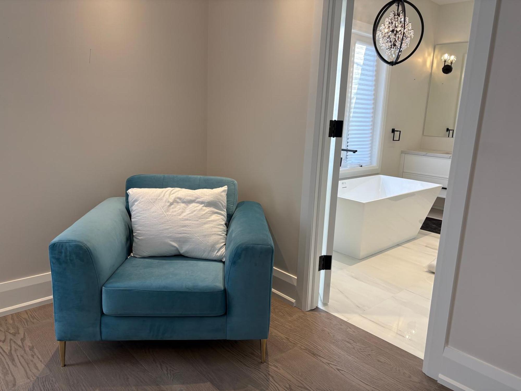 Luxurious New Lawrence Manor 6-bedroom