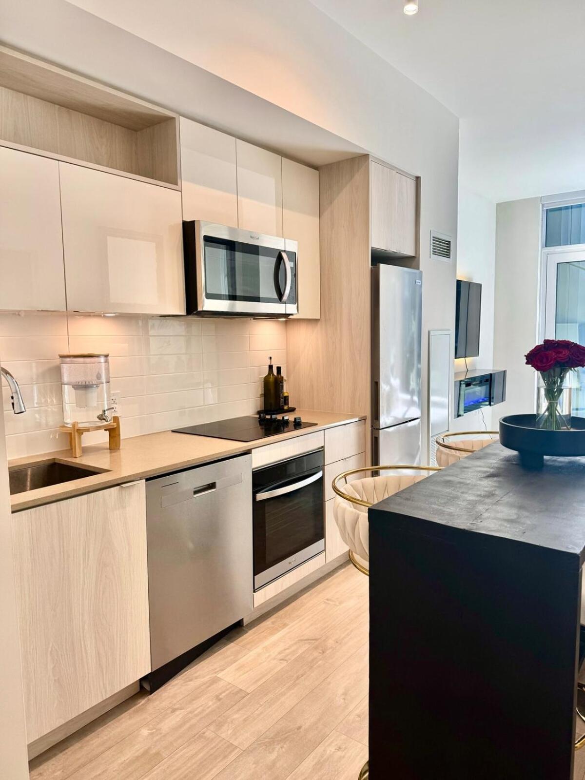 Apartment Downtown Core 2 Bed 2 Bath