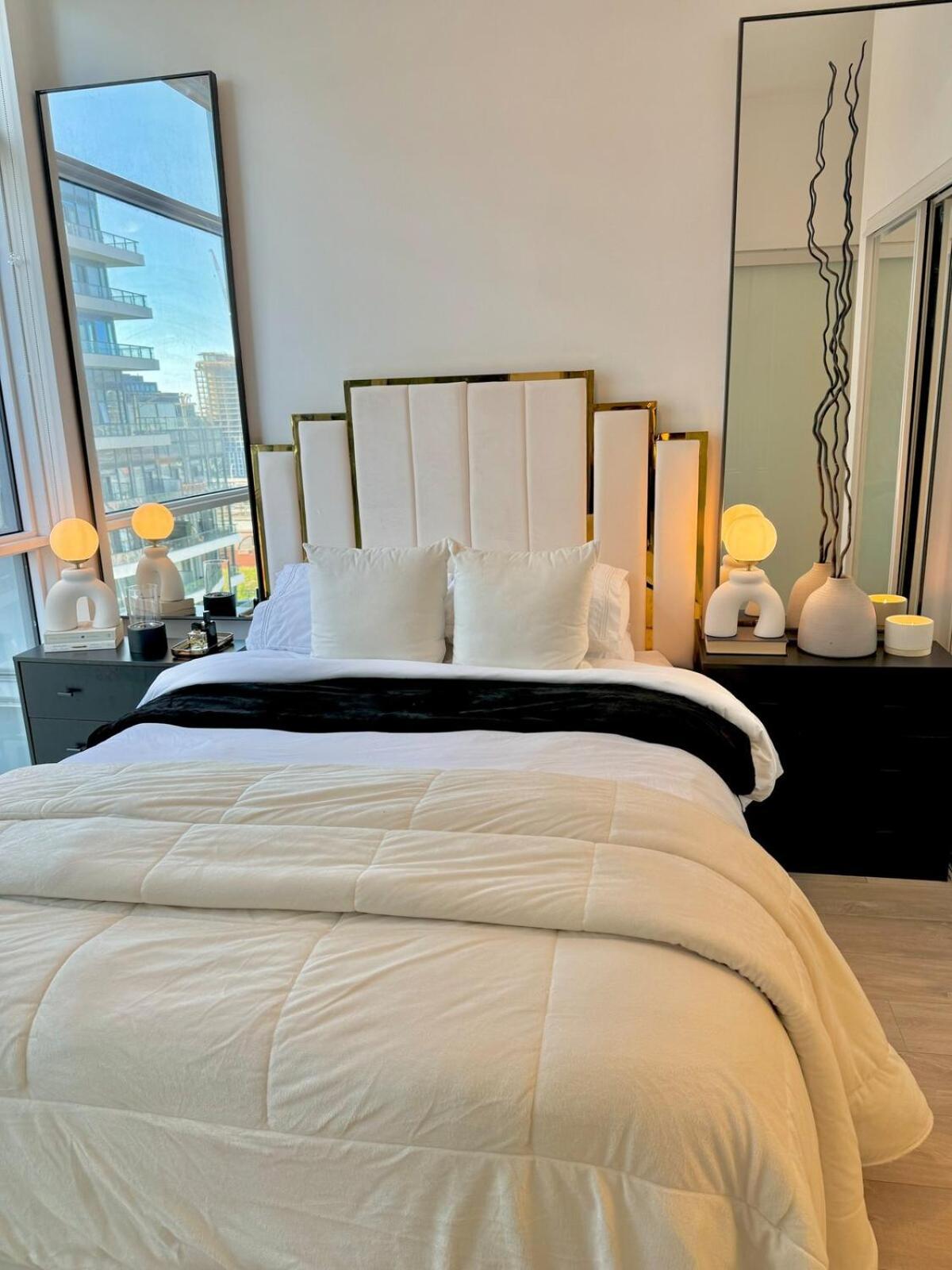 Downtown Core 2 Bed 2 Bath Apartment *