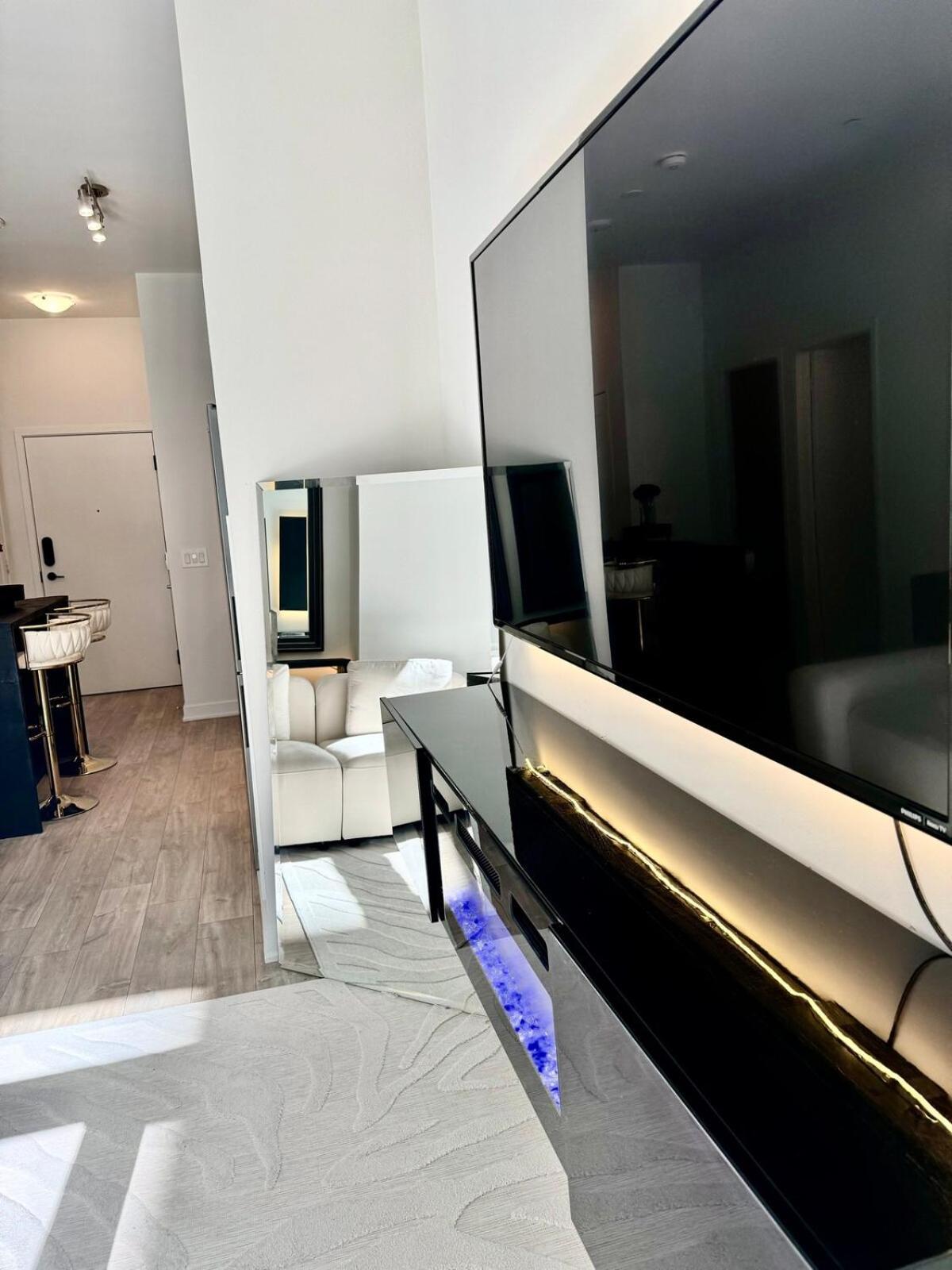 Apartment Downtown Core 2 Bed 2 Bath *