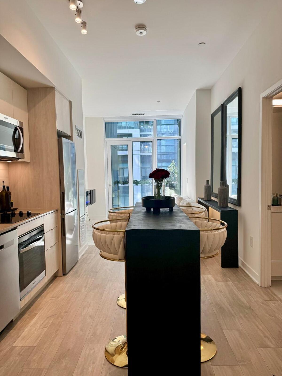 Downtown Core 2 Bed 2 Bath Toronto
