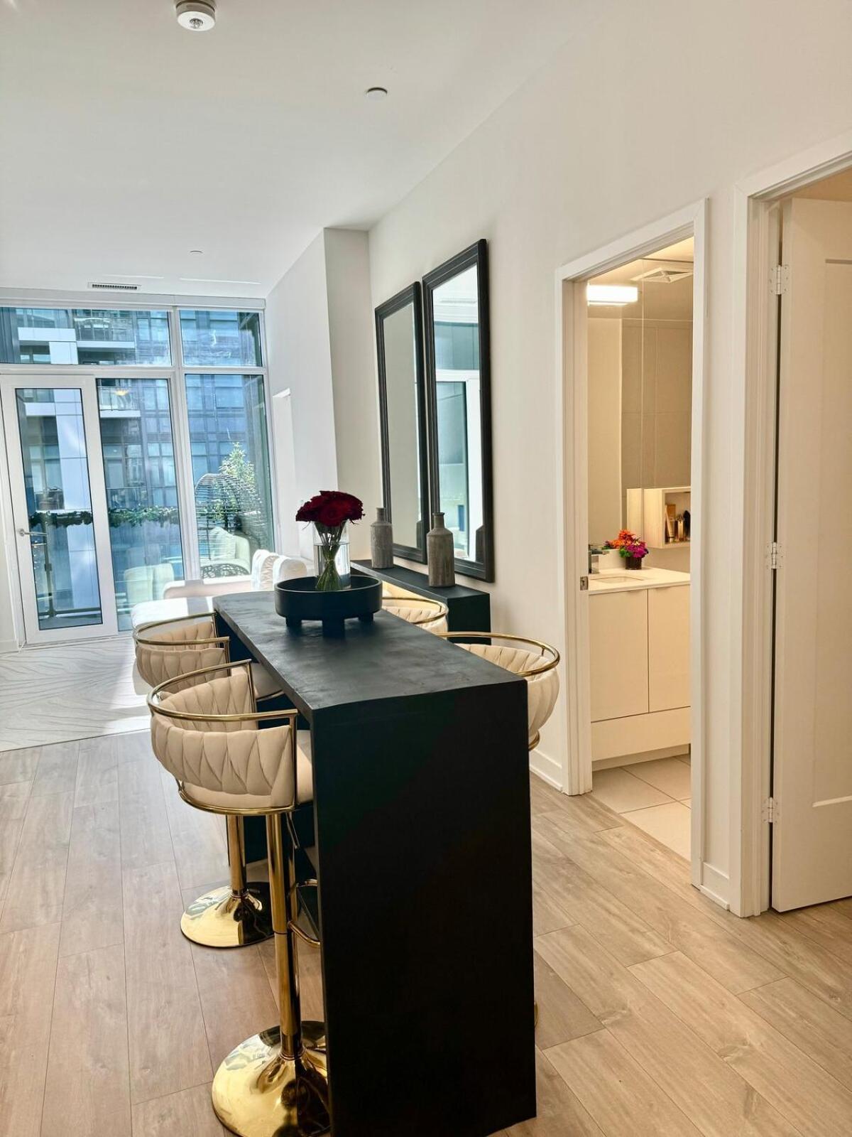 Downtown Core 2 Bed 2 Bath Toronto