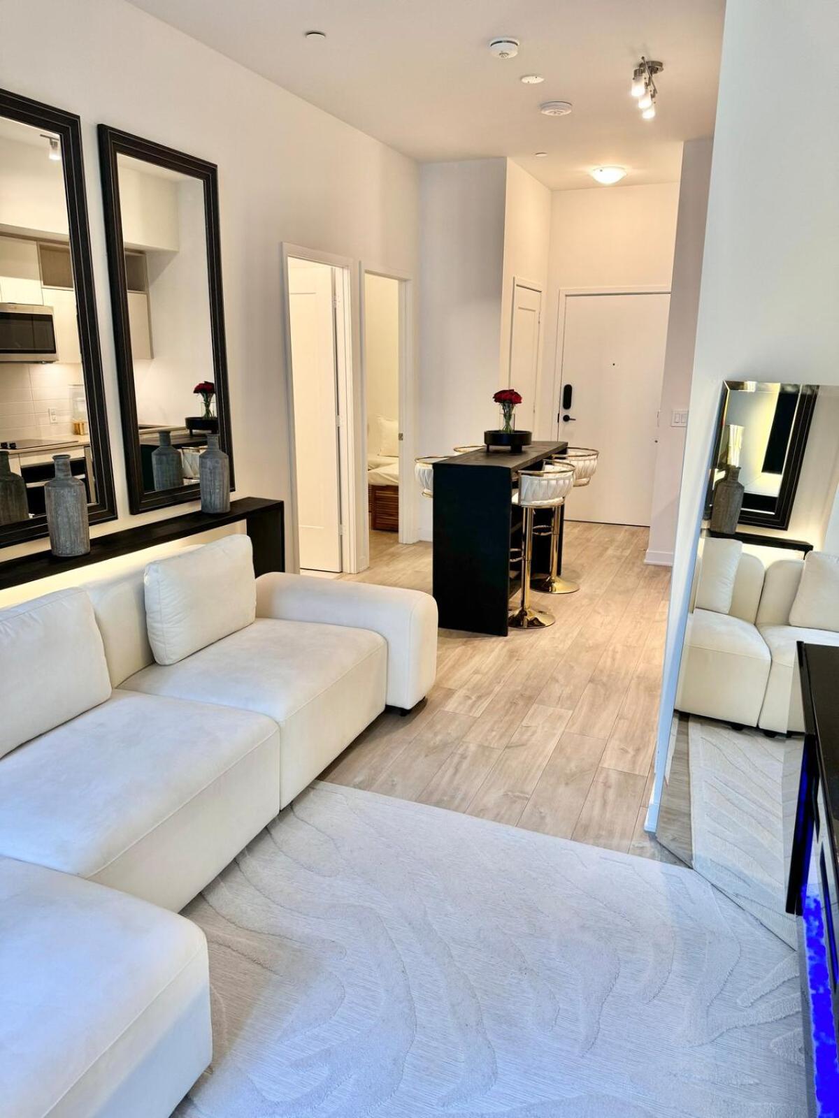 Downtown Core 2 Bed 2 Bath Apartment Toronto