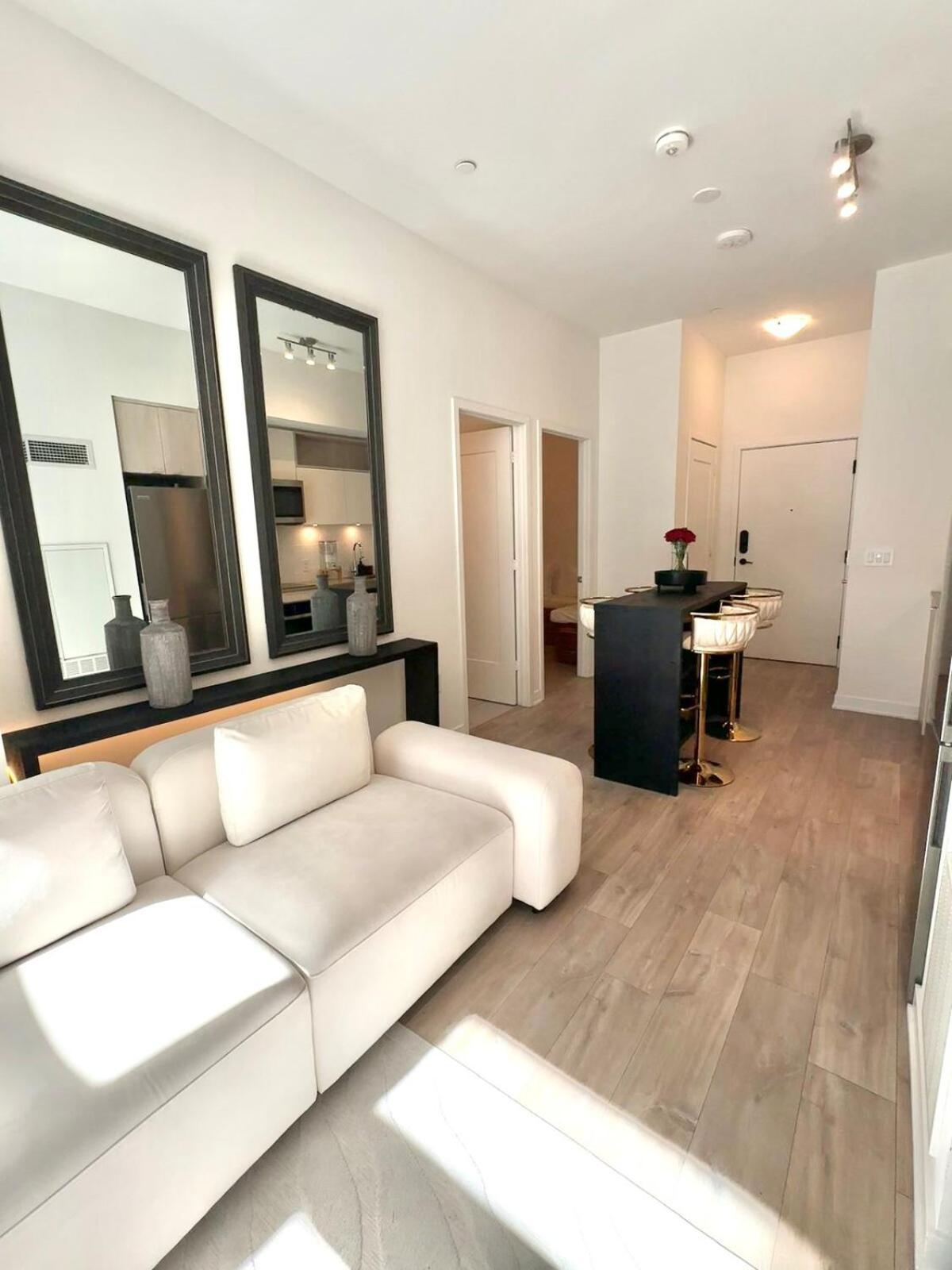 Downtown Core 2 Bed 2 Bath Toronto