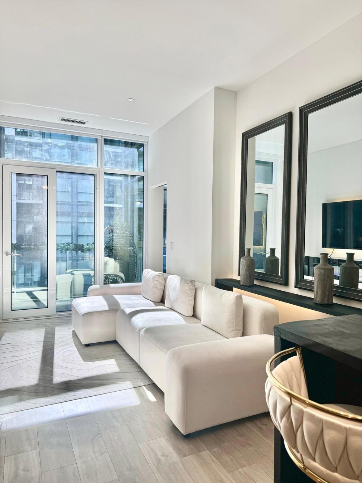 Apartment Downtown Core 2 Bed 2 Bath