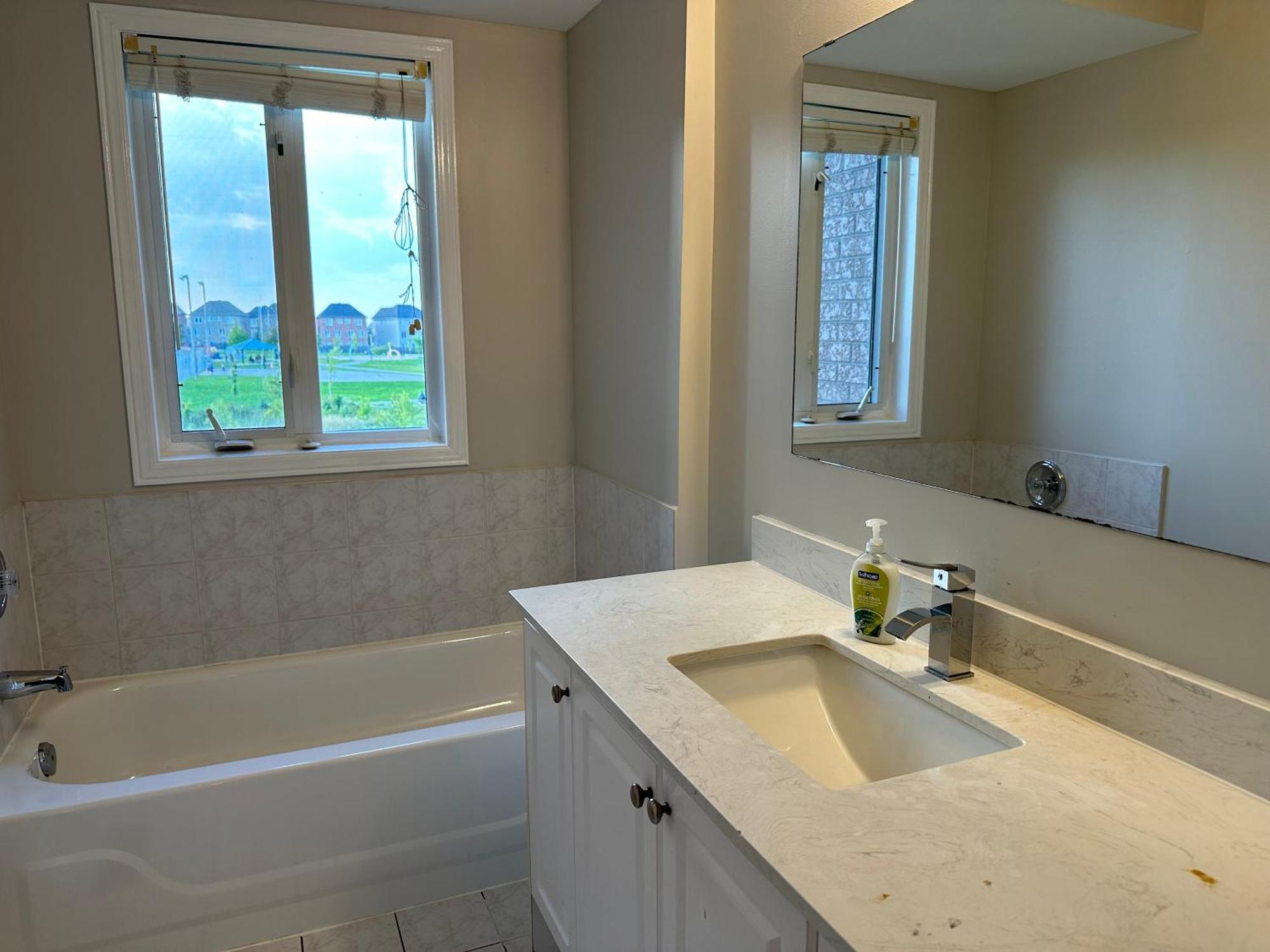 Charming 3-bedroom House With Wi-fi In * Toronto
