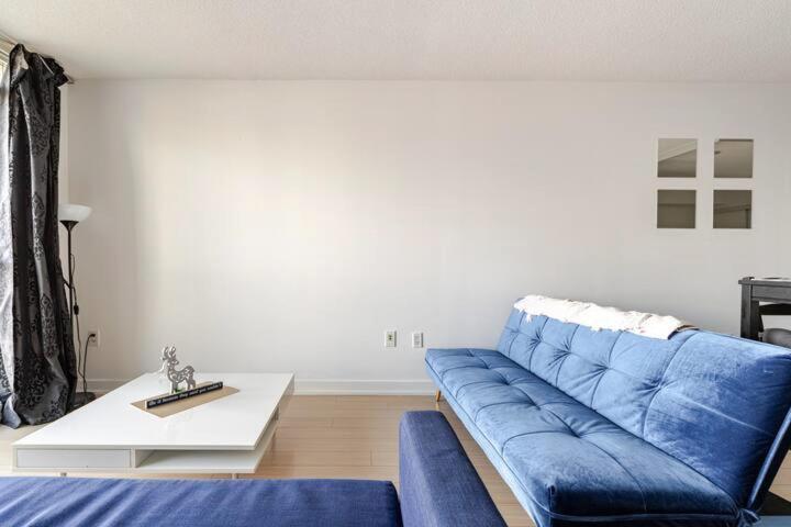 Luxurious With A Lake View Apartment *