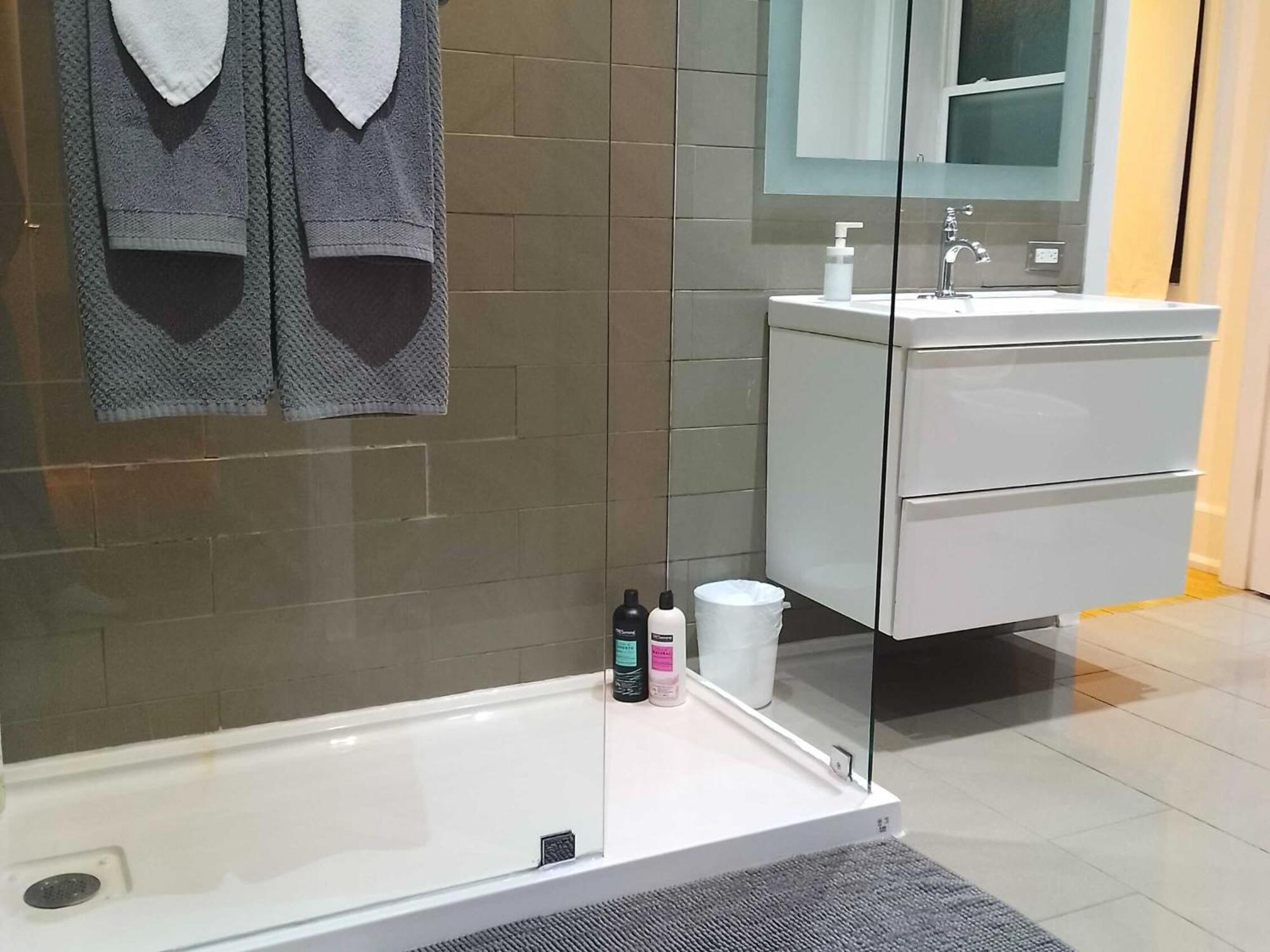 Modern 2 Bedroom - Heart Of Leslieville Apartment *