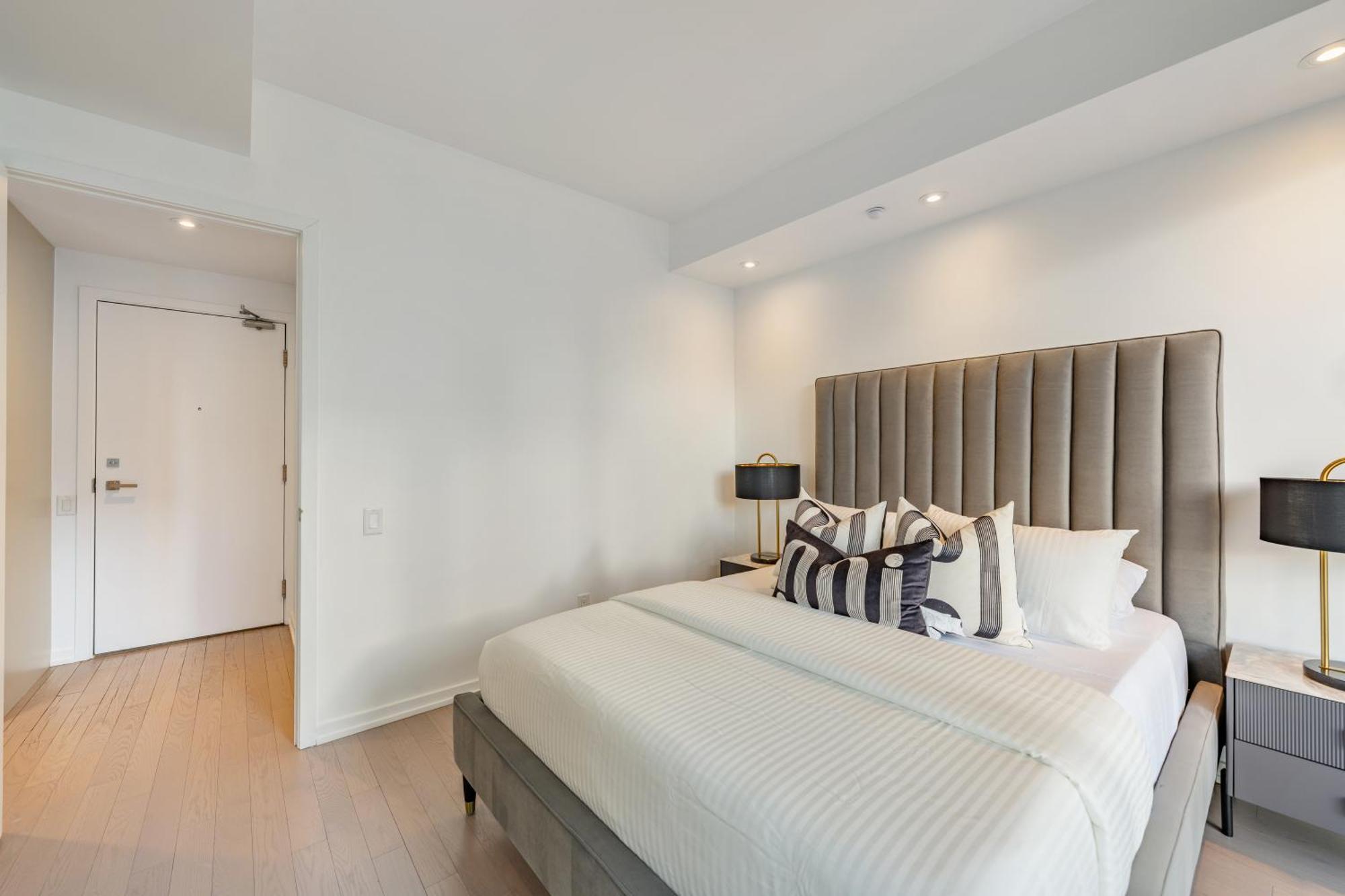 The Pinnacle - Downtown Entertainment District Apartment *