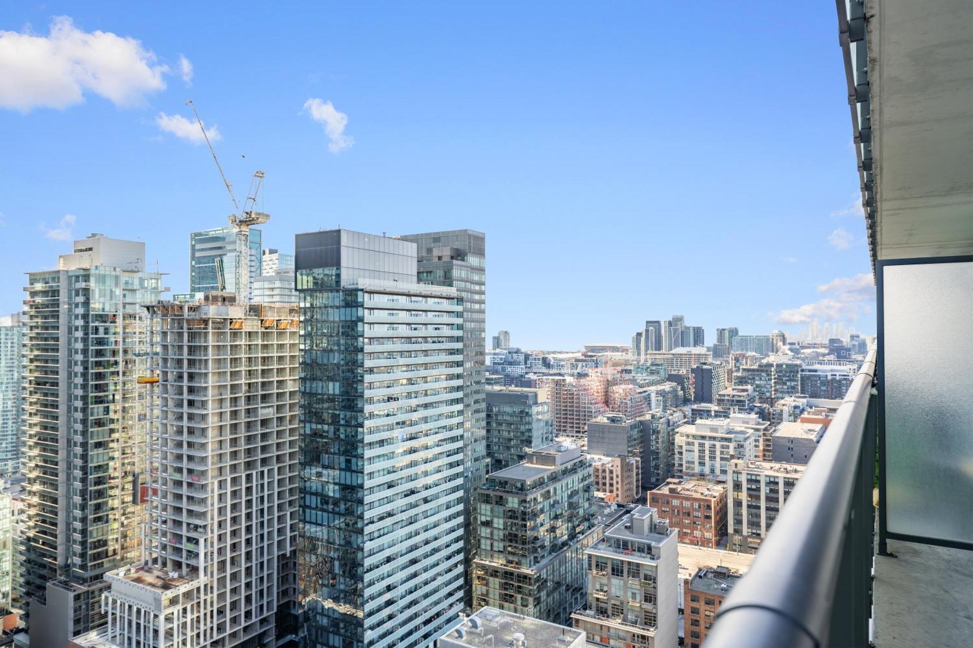 The Pinnacle - Downtown Entertainment District Toronto
