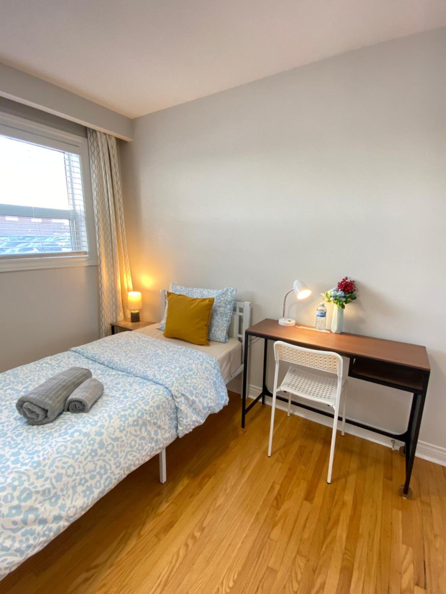 Sunny House - Main Floor, Free Parking, In Guest house *