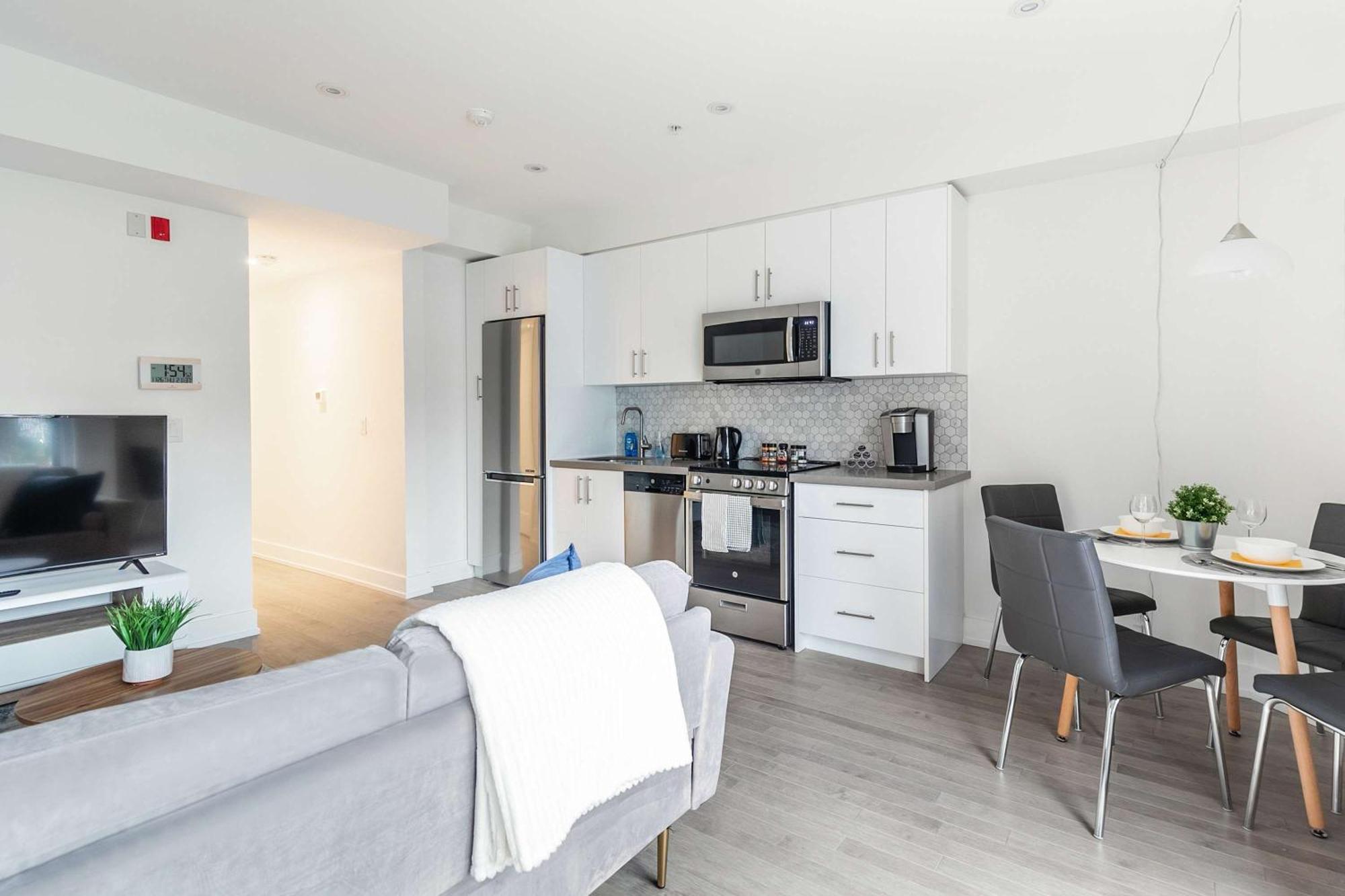 Beautiful Modern Unit In High Park North * Toronto