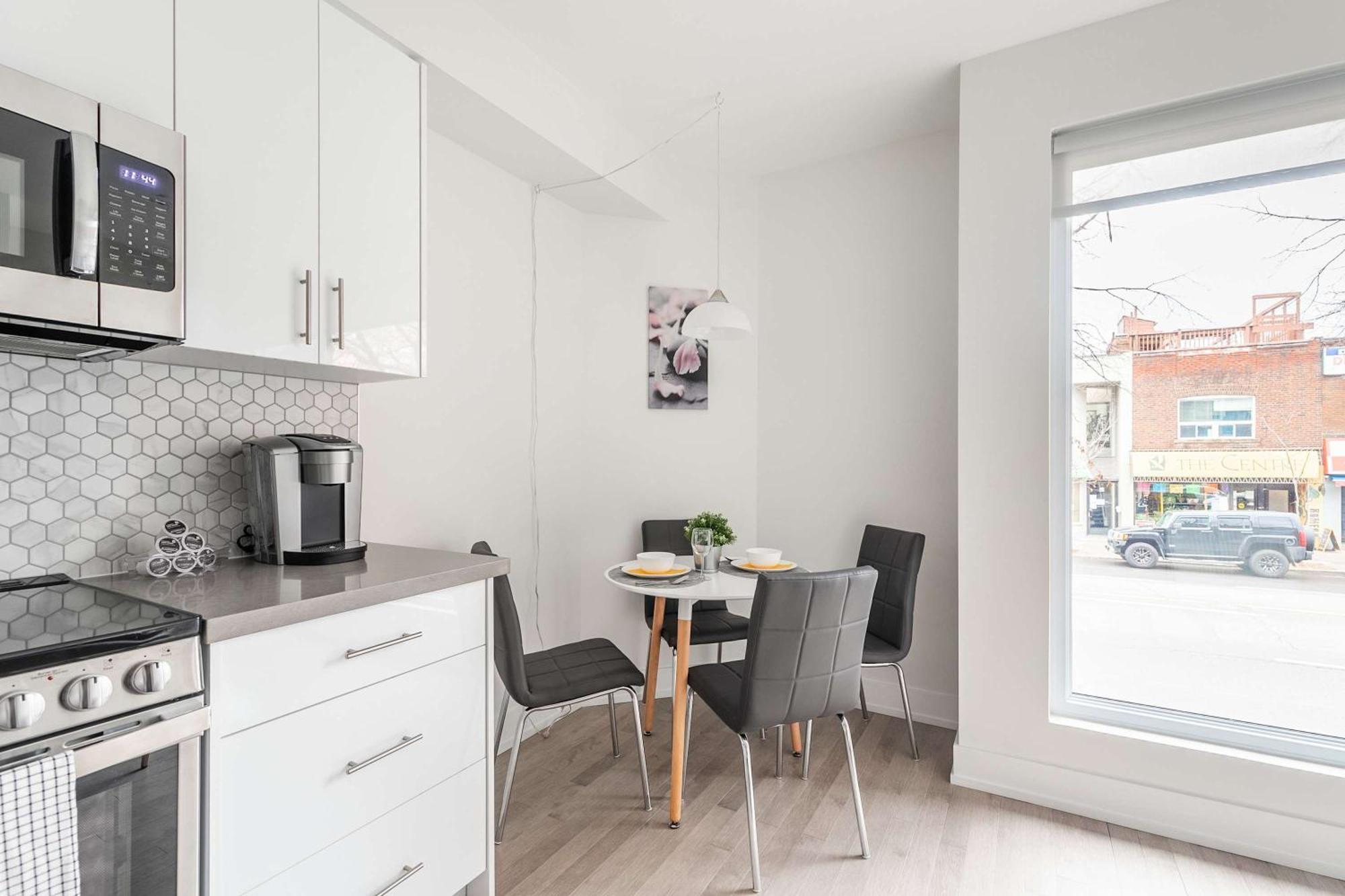 Beautiful Modern Unit In High Park North *