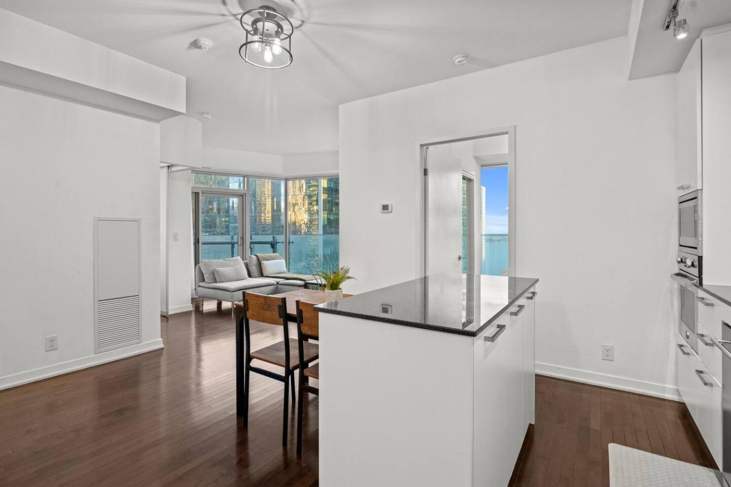 Apartment Away From Toronto