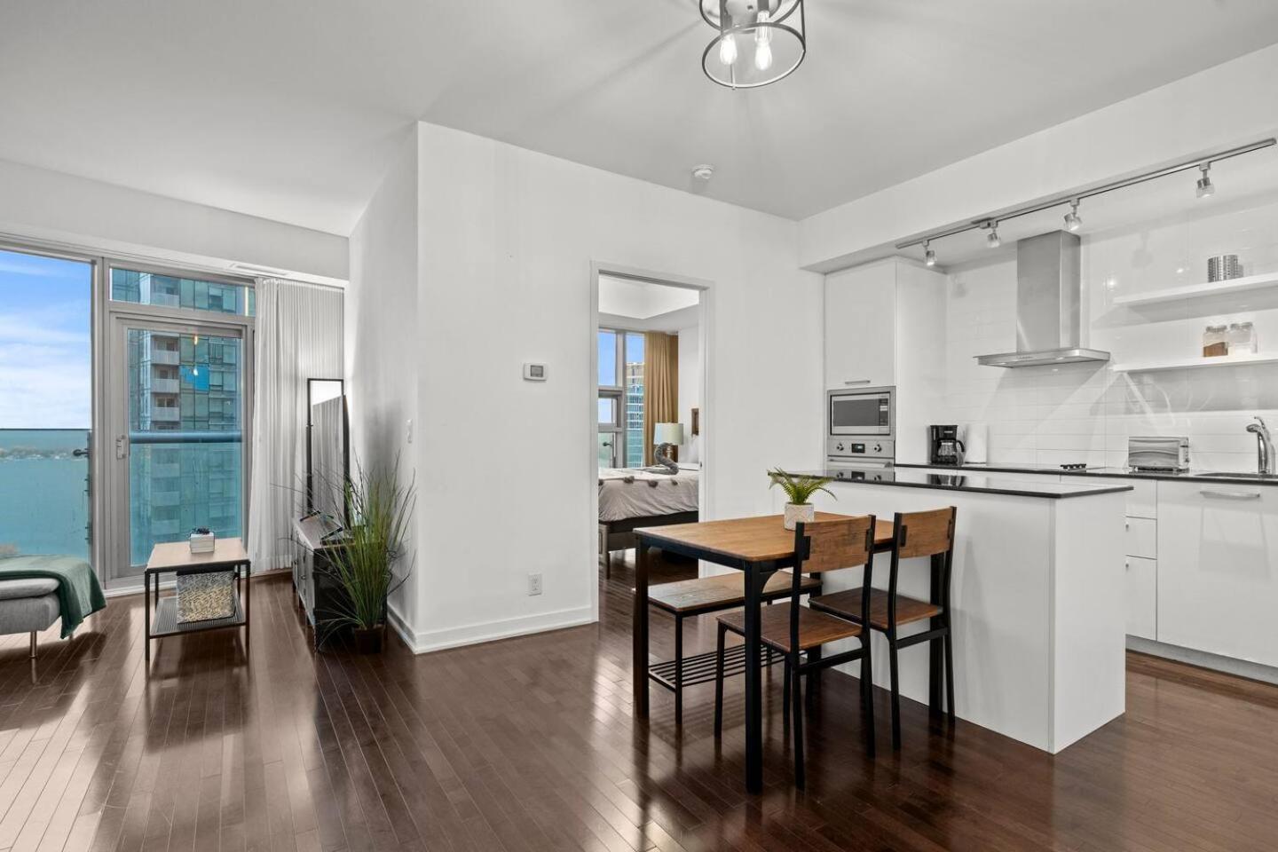 Apartment Away From Toronto