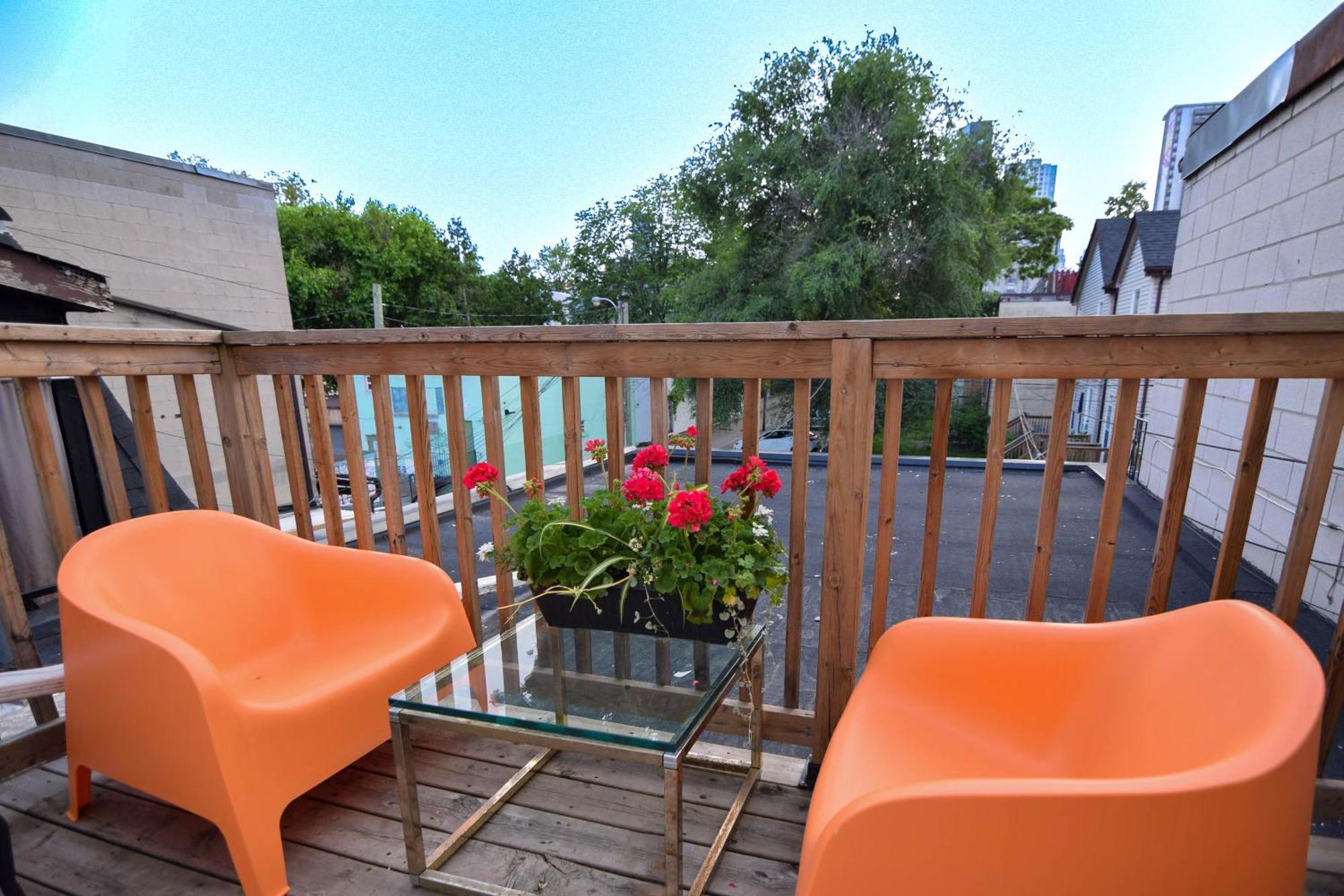 Apartment Downtown Retreat-spacious With Shared Kitchen & Bath