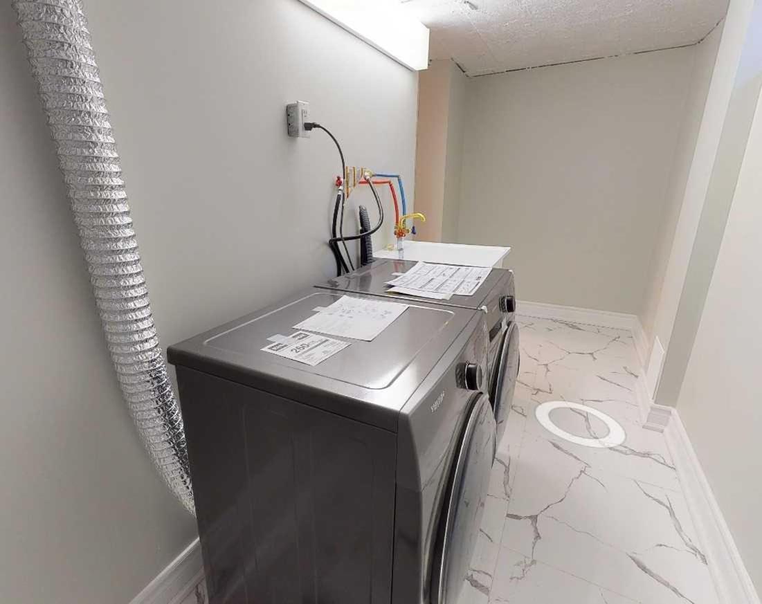 Ferienhaus 3-bedroom House In Little Italy Downtown-free Parking Toronto