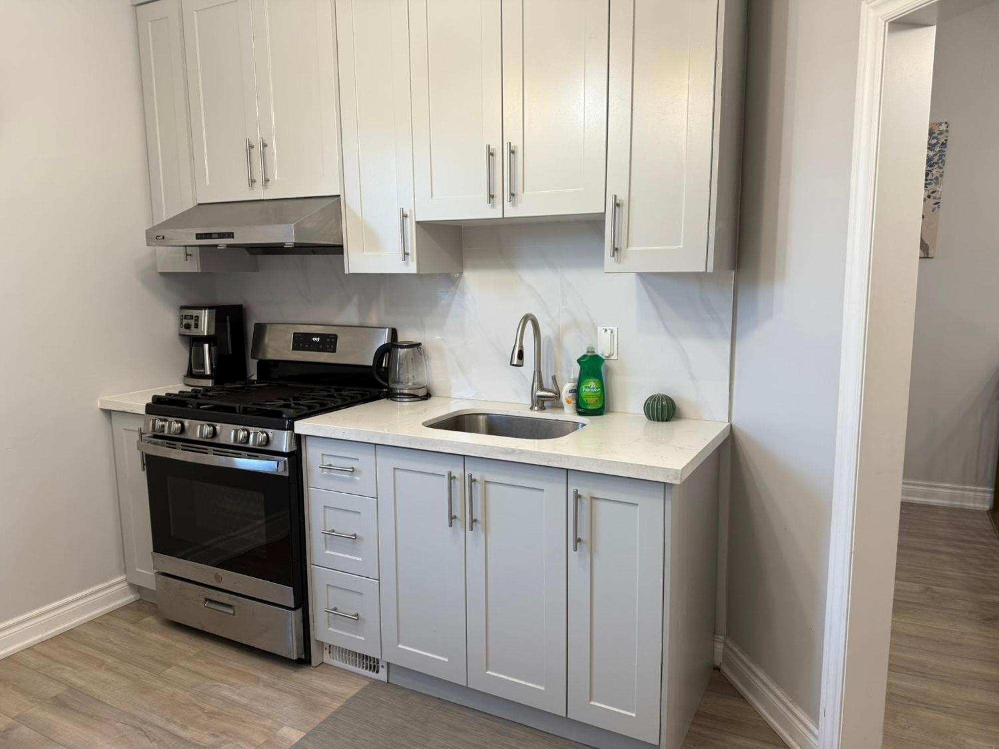 Ferienhaus 3-bedroom House In Little Italy Downtown-free Parking