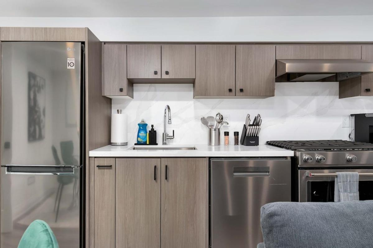 Cozy Parkdale Fantastic Location Parking Apartment *