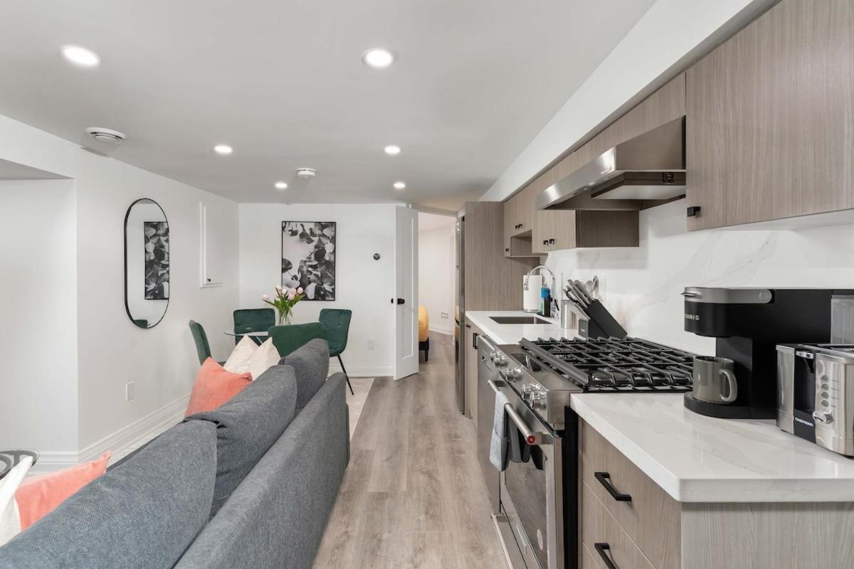 Cozy Parkdale Fantastic Location Parking Apartment