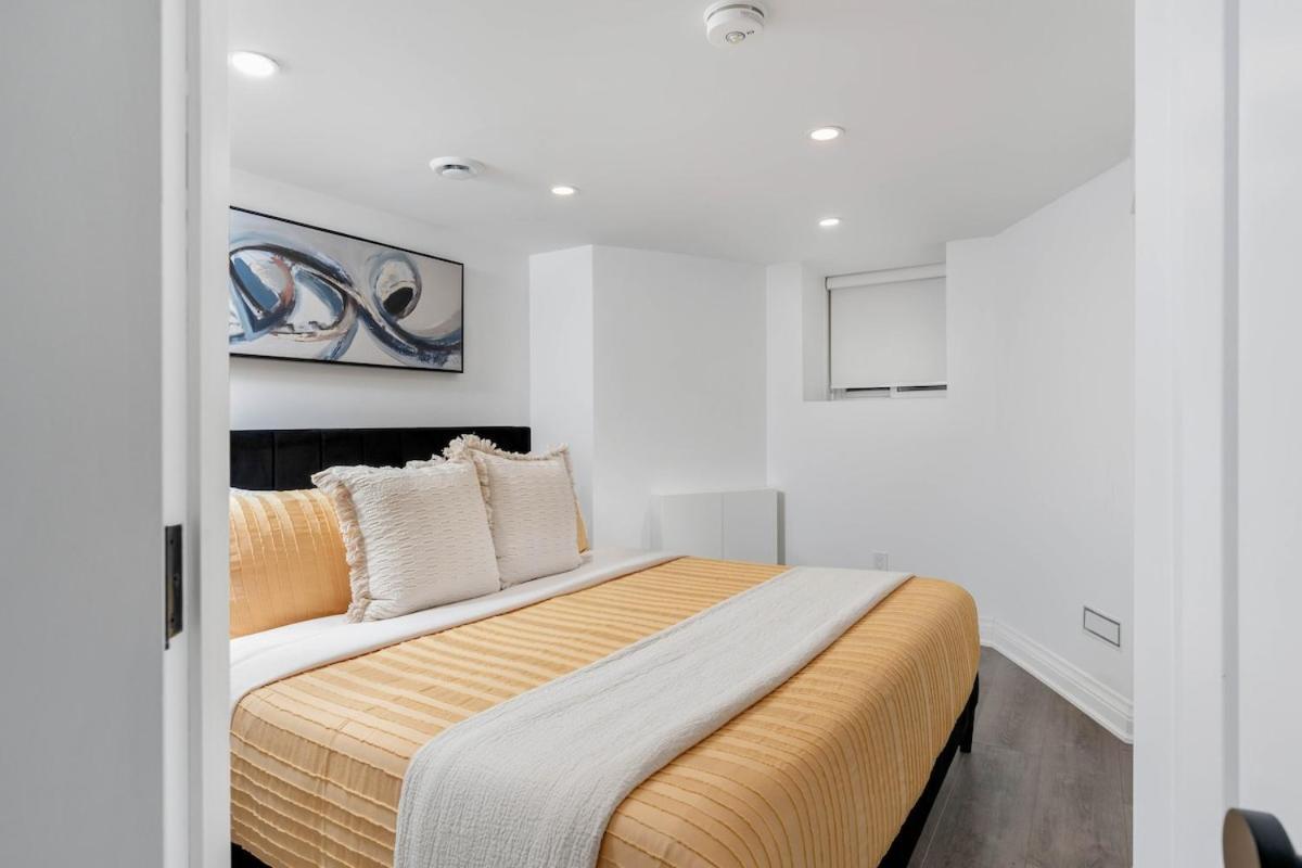 Cozy Parkdale Fantastic Location Parking Apartment *