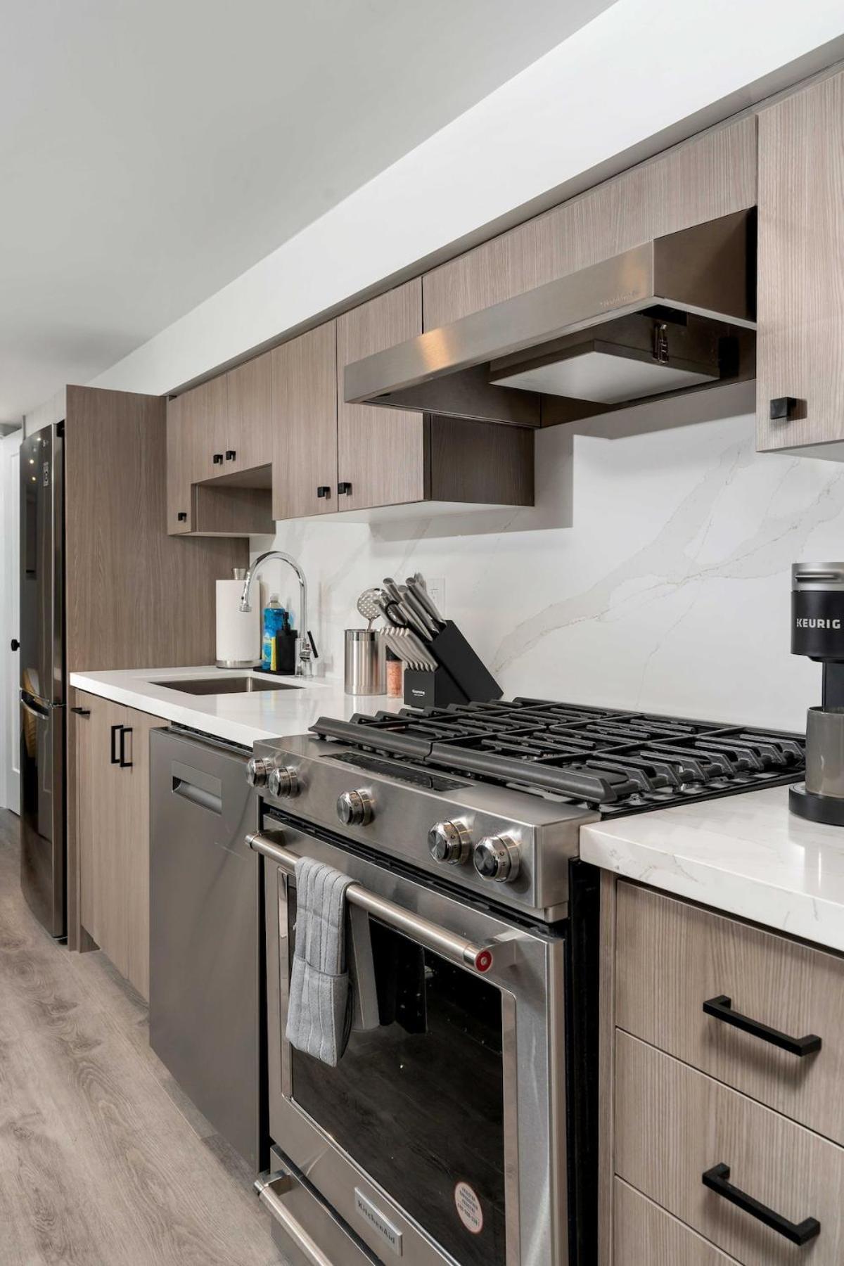 Cozy Parkdale Fantastic Location Parking *