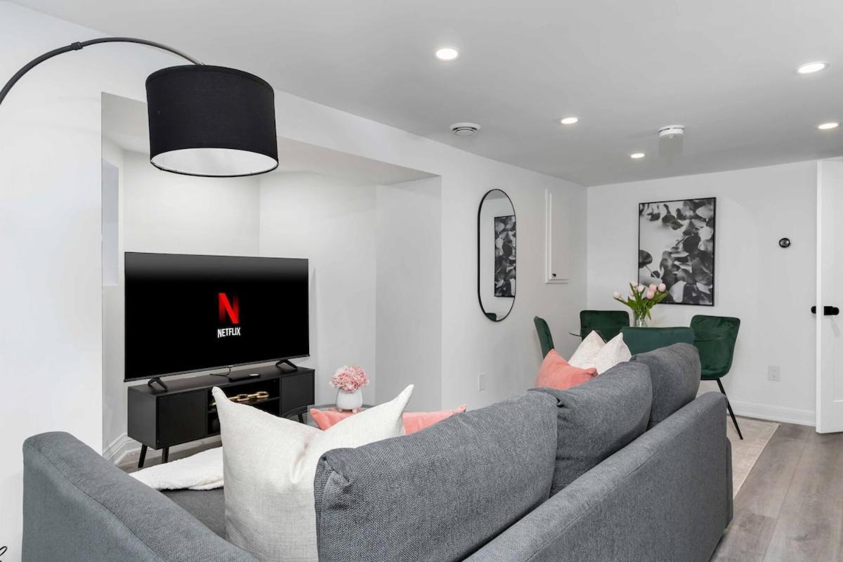 Cozy Parkdale Fantastic Location Parking Apartment