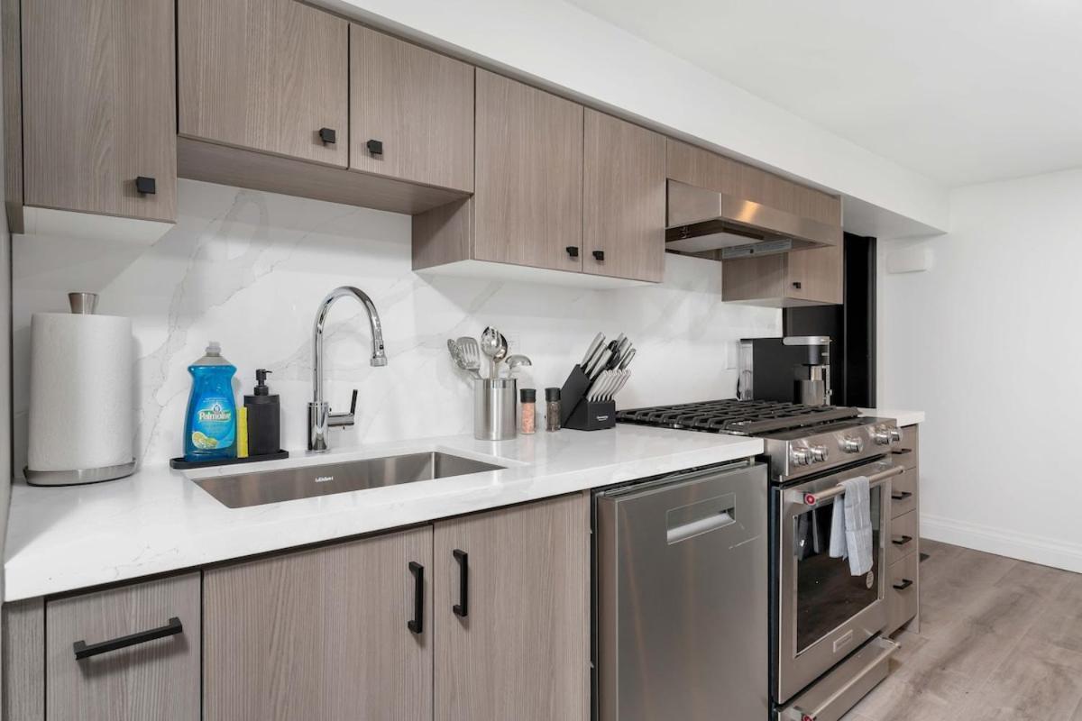 Cozy Parkdale Fantastic Location Parking