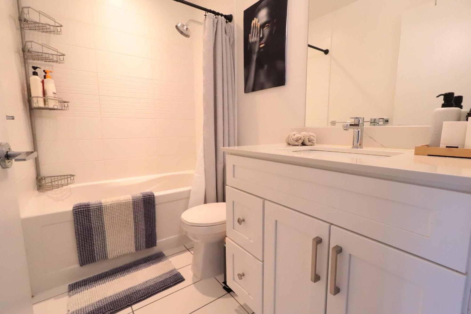 Downtown Oasis-luxury With Balcony & Free Parking Apartment