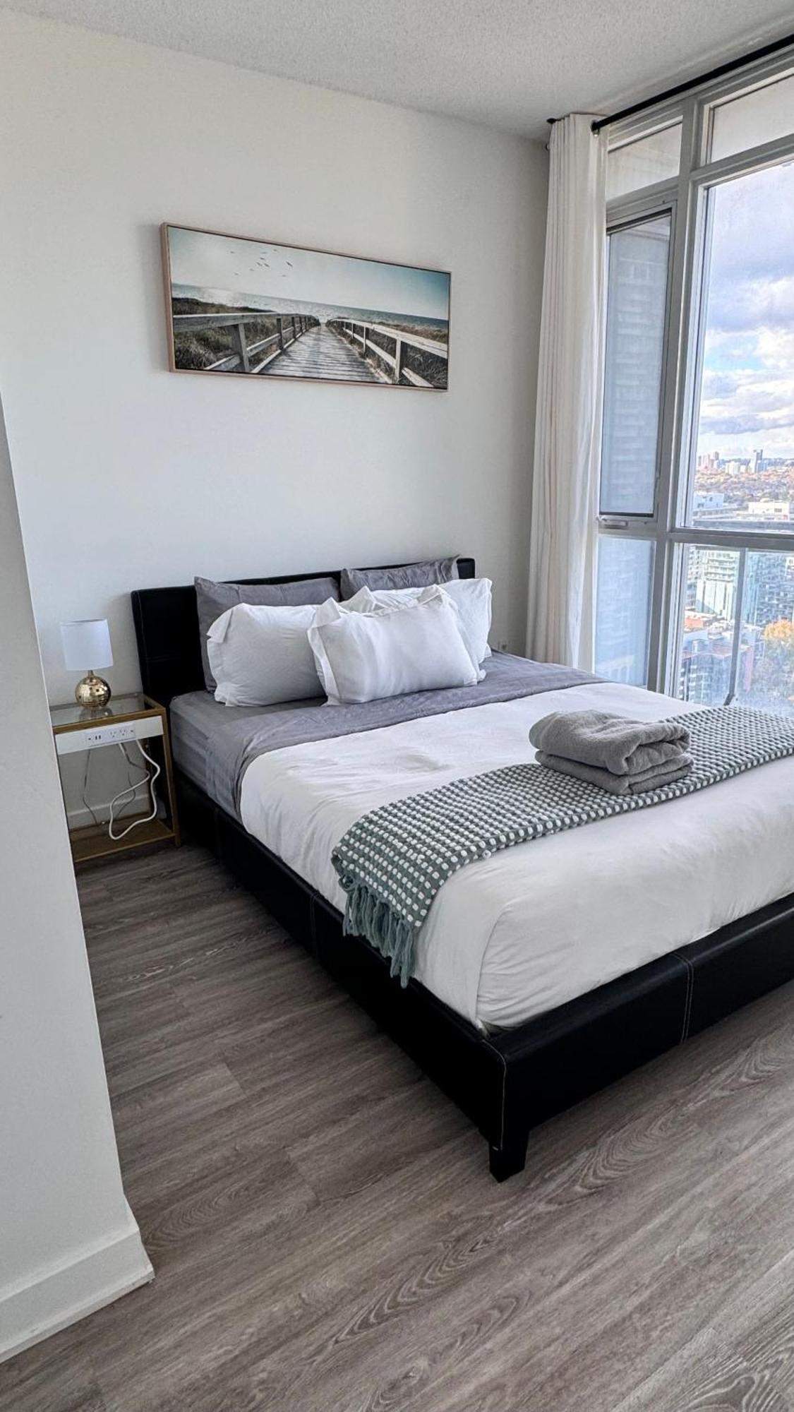 Downtown Oasis-luxury With Balcony & Free Parking