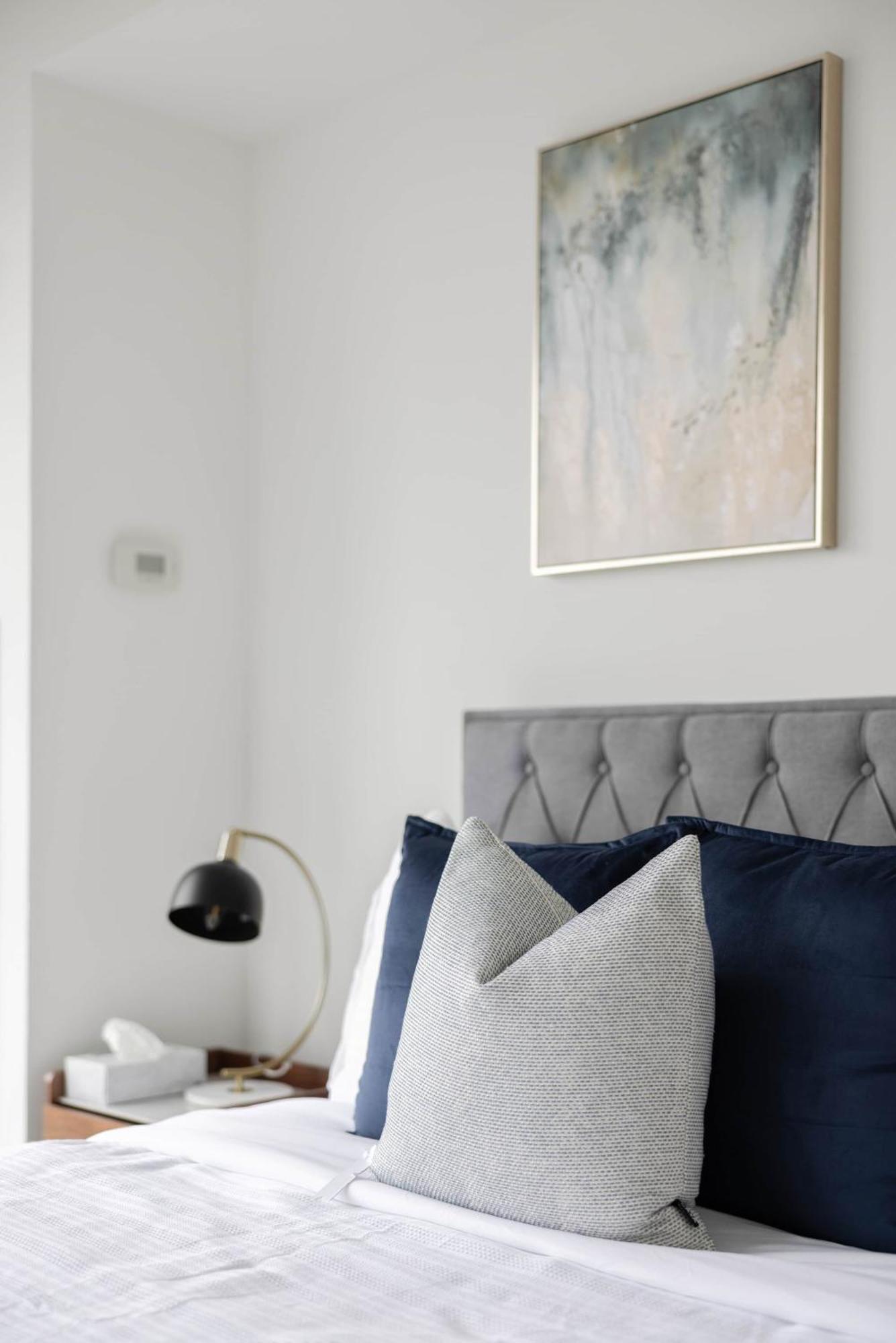 Elegant 3br W Parking In Apartment *