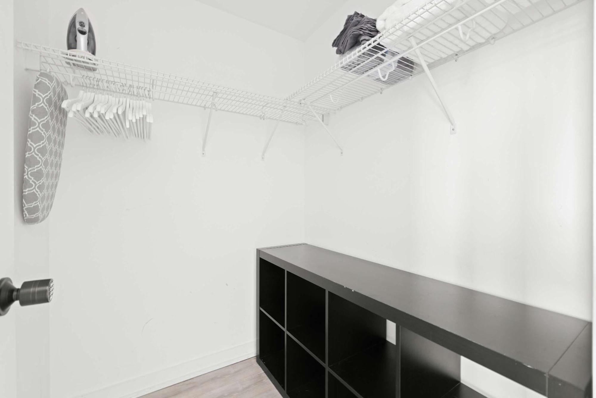 Elegant 3br W Parking In